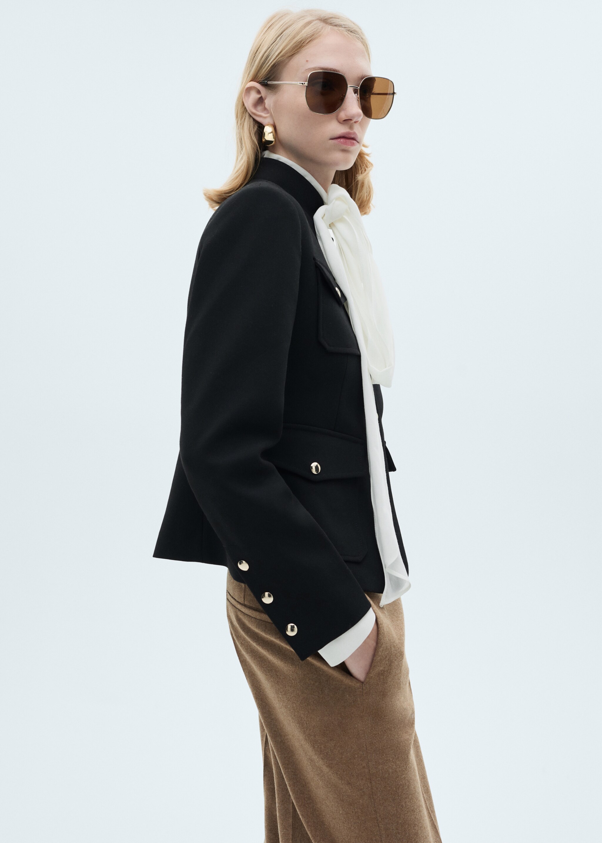 Jacket pockets with button detail - Details of the article 2, Black. Ref: 87060429-00.