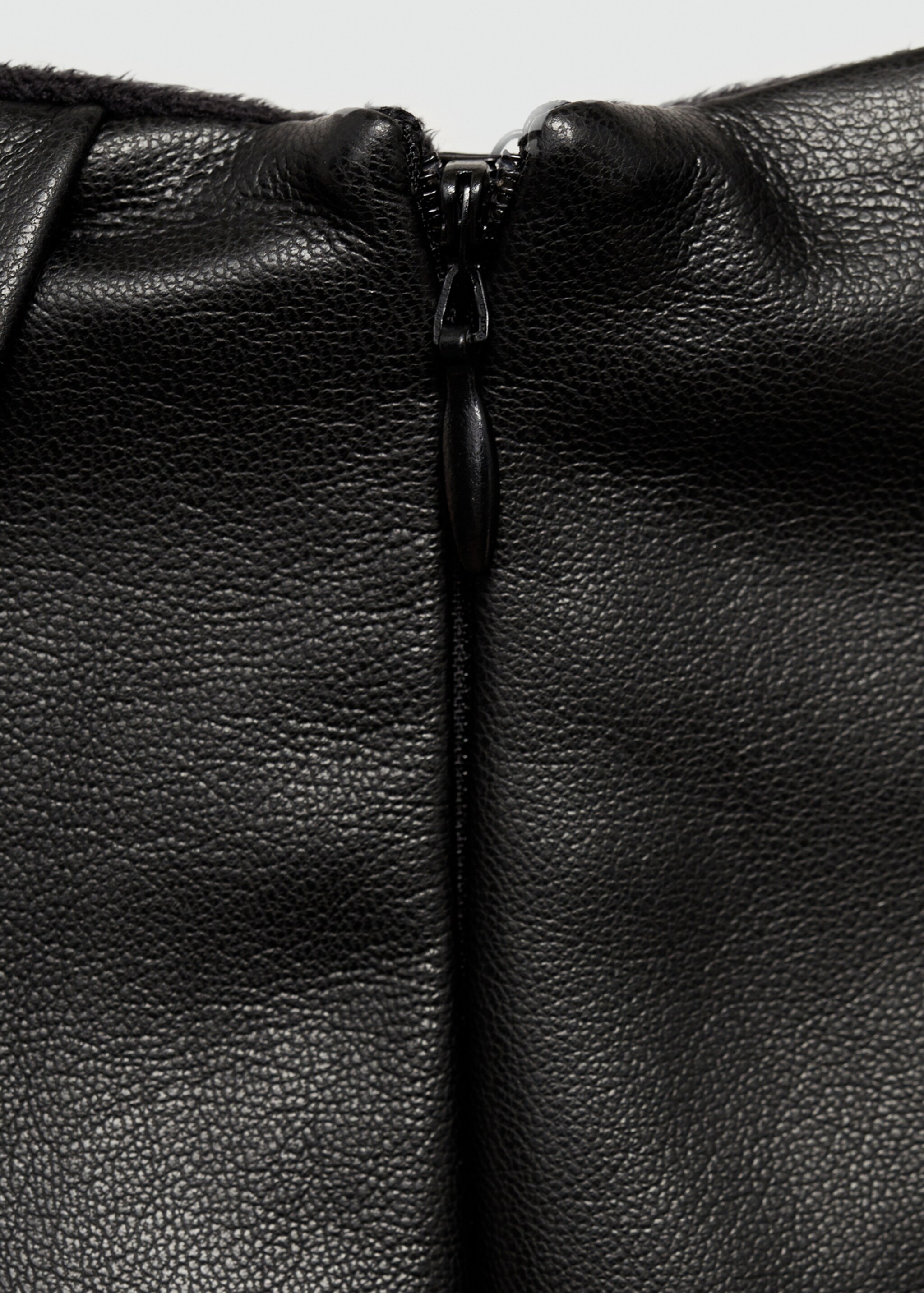 Faux-leather culottes - Details of the article 8, Black. Ref: 87060457-00.