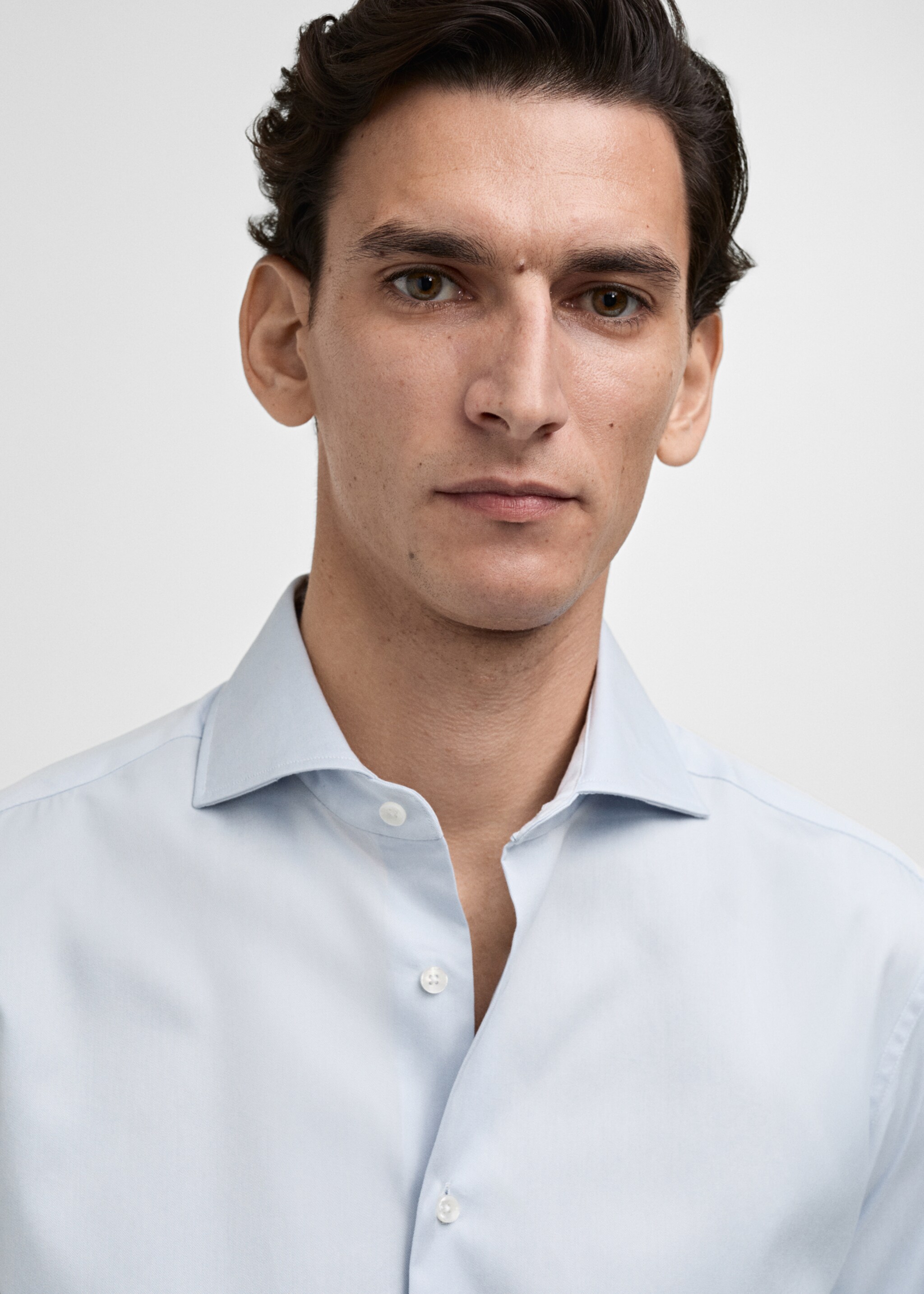 Slim-Fit-Oberhemd mit Manschettenknöpfen aus Twillgewebe - Detail des Artikels 1, Himmelblau. Ref: 87060608-00.
