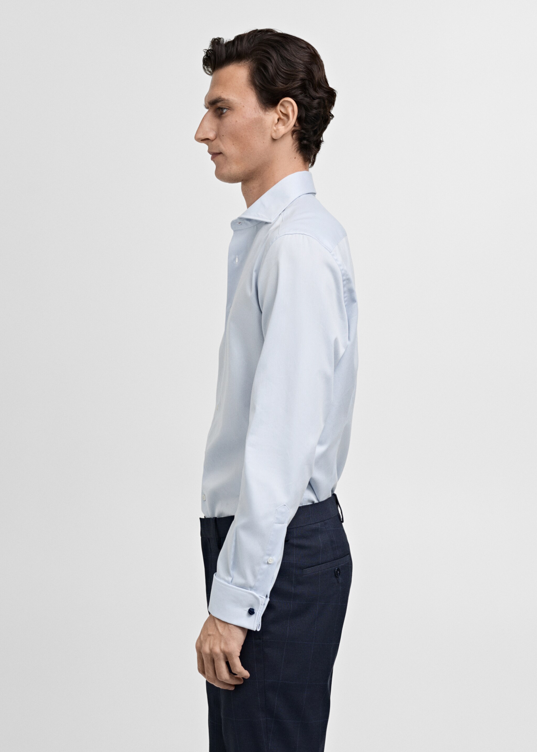 Slim-Fit-Oberhemd mit Manschettenknöpfen aus Twillgewebe - Detail des Artikels 2, Himmelblau. Ref: 87060608-00.