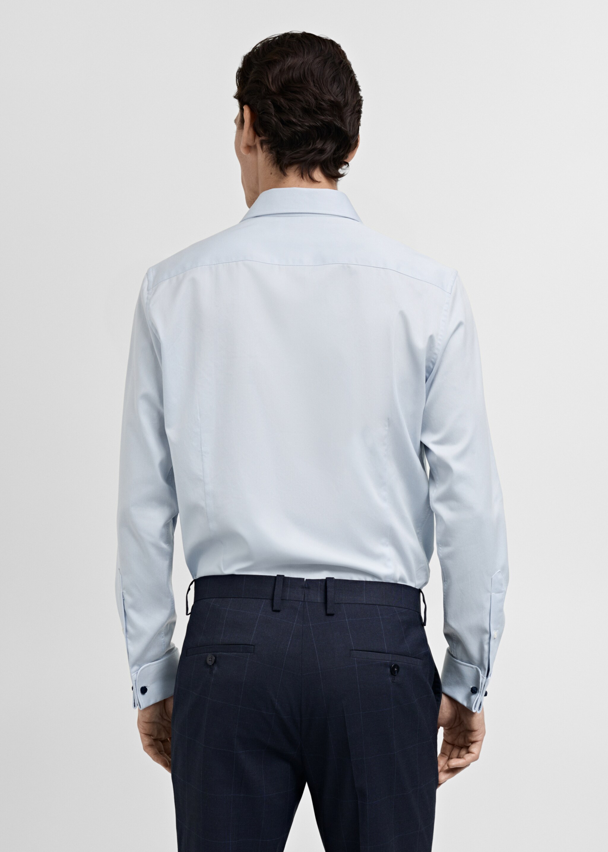 Slim-Fit-Oberhemd mit Manschettenknöpfen aus Twillgewebe - Rückseite des Artikels, Himmelblau. Ref: 87060608-00.