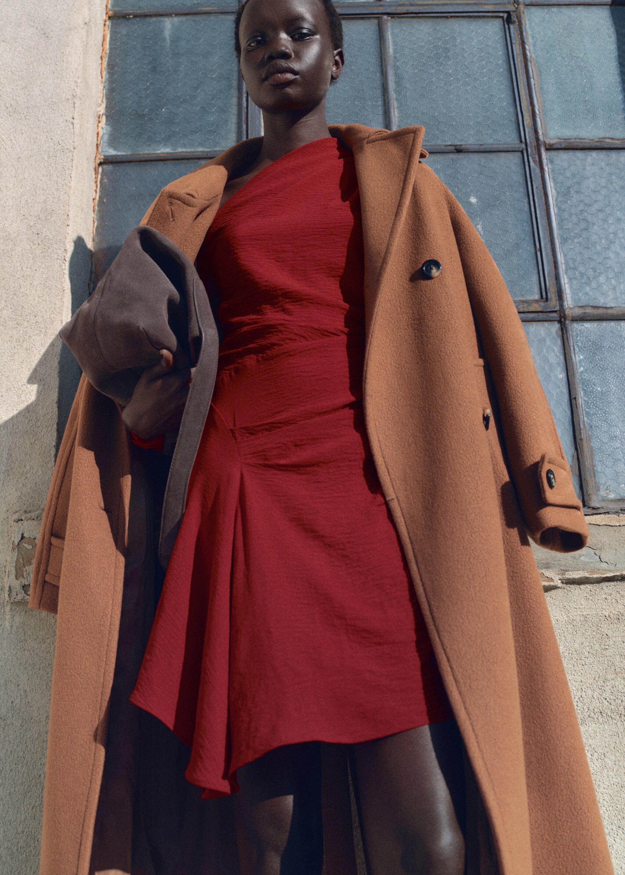 Drapiertes Kleid mit asymmetrischem Design - Mittlere Ansicht, Rot. Ref: 87060609-00.