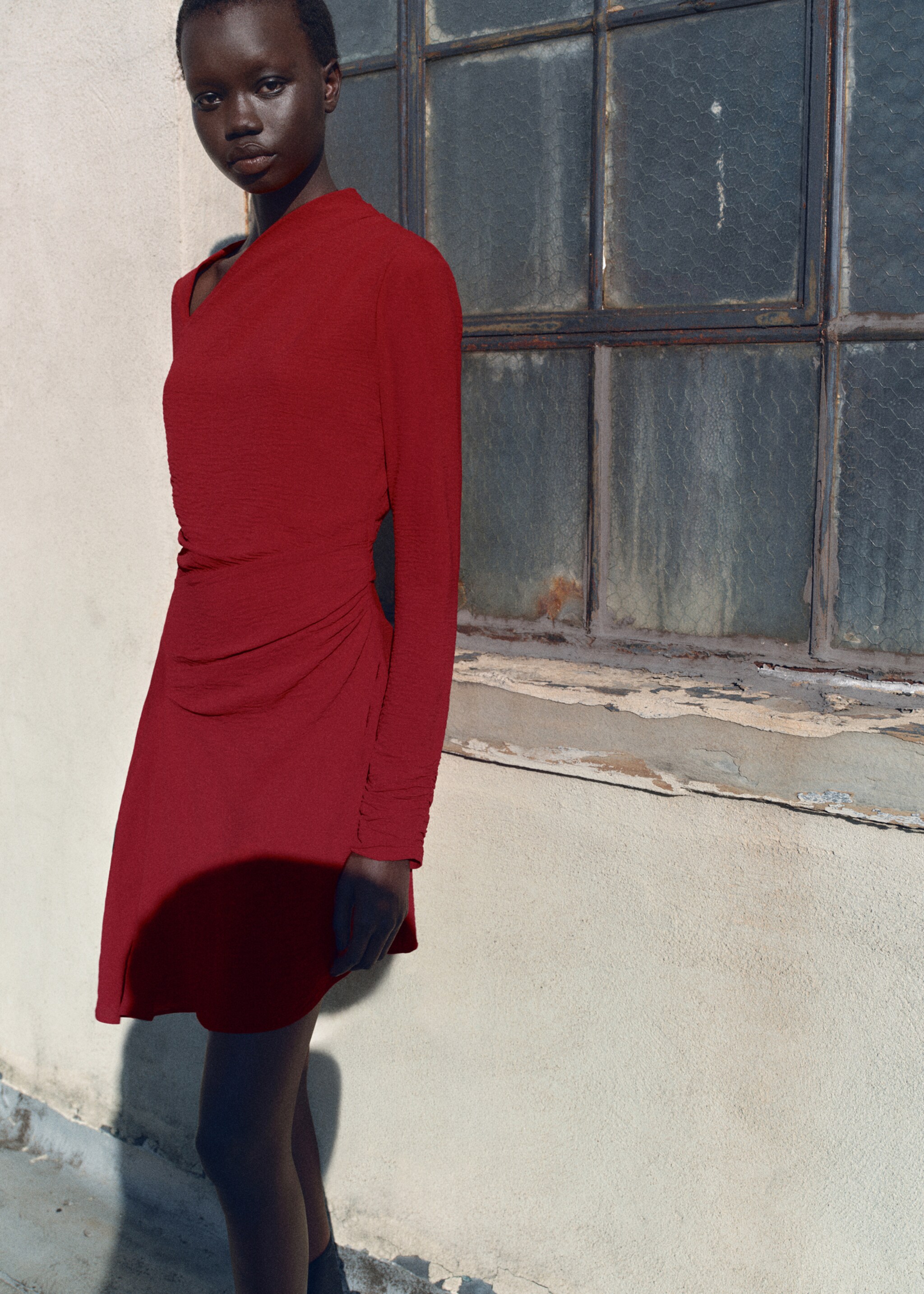 Drapiertes Kleid mit asymmetrischem Design - Detail des Artikels 1, Rot. Ref: 87060609-00.