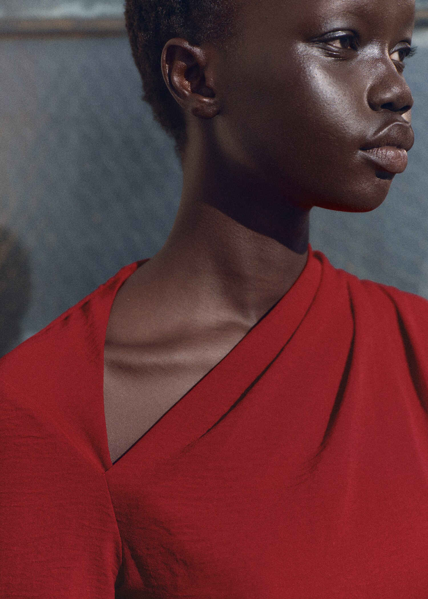 Drapiertes Kleid mit asymmetrischem Design - Detail des Artikels 4