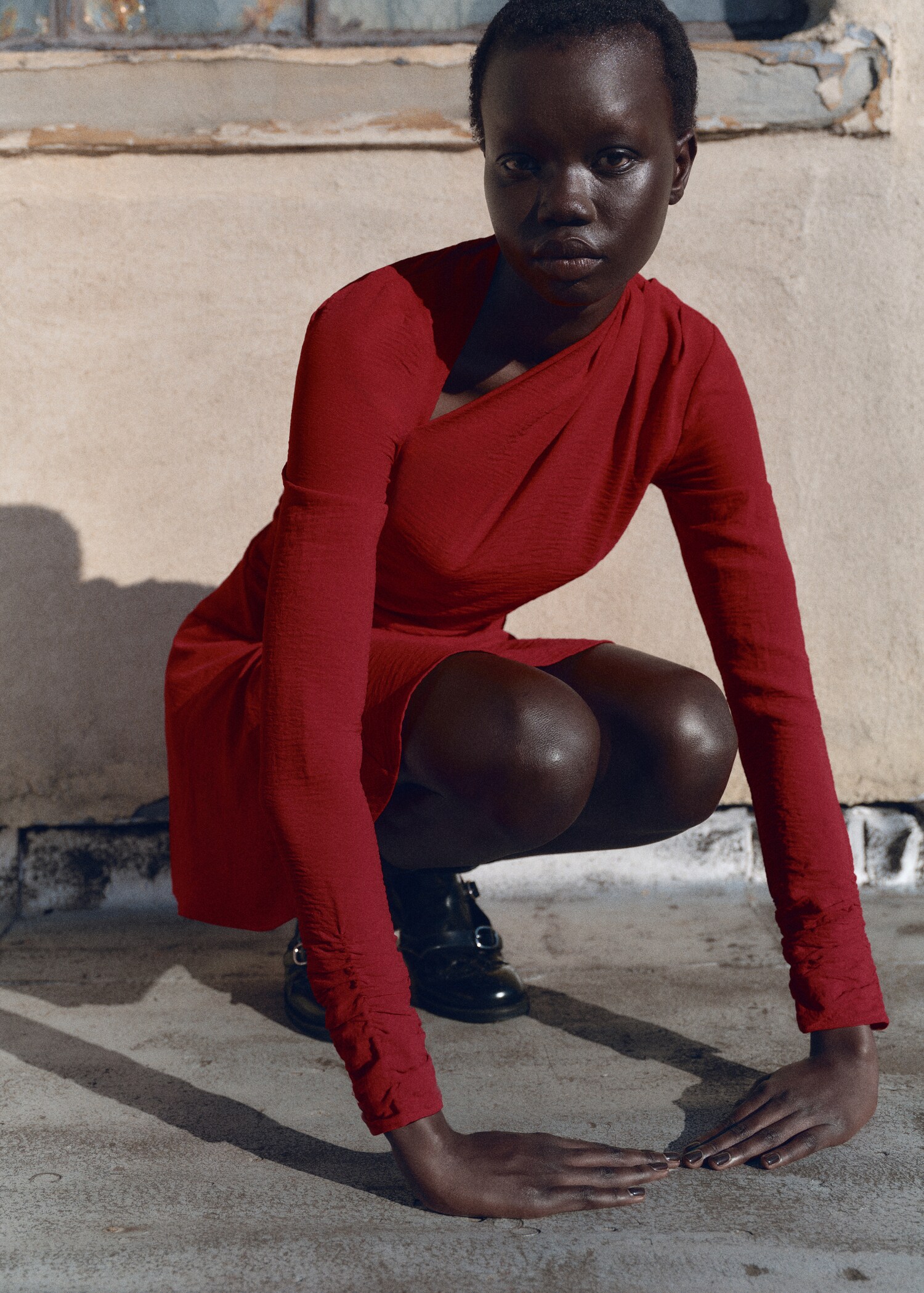 Drapiertes Kleid mit asymmetrischem Design - Detail des Artikels 6