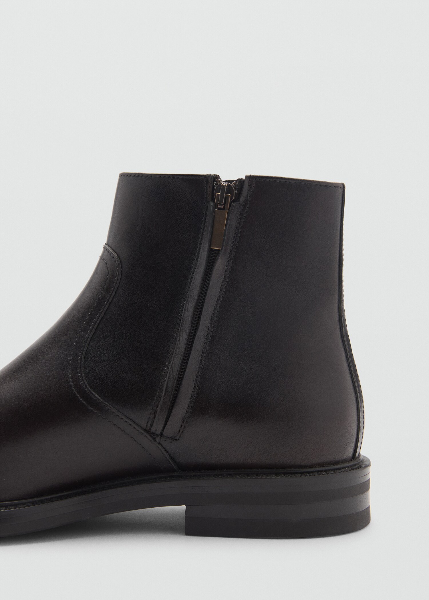 Zipped leather ankle boots - Details of the article 2