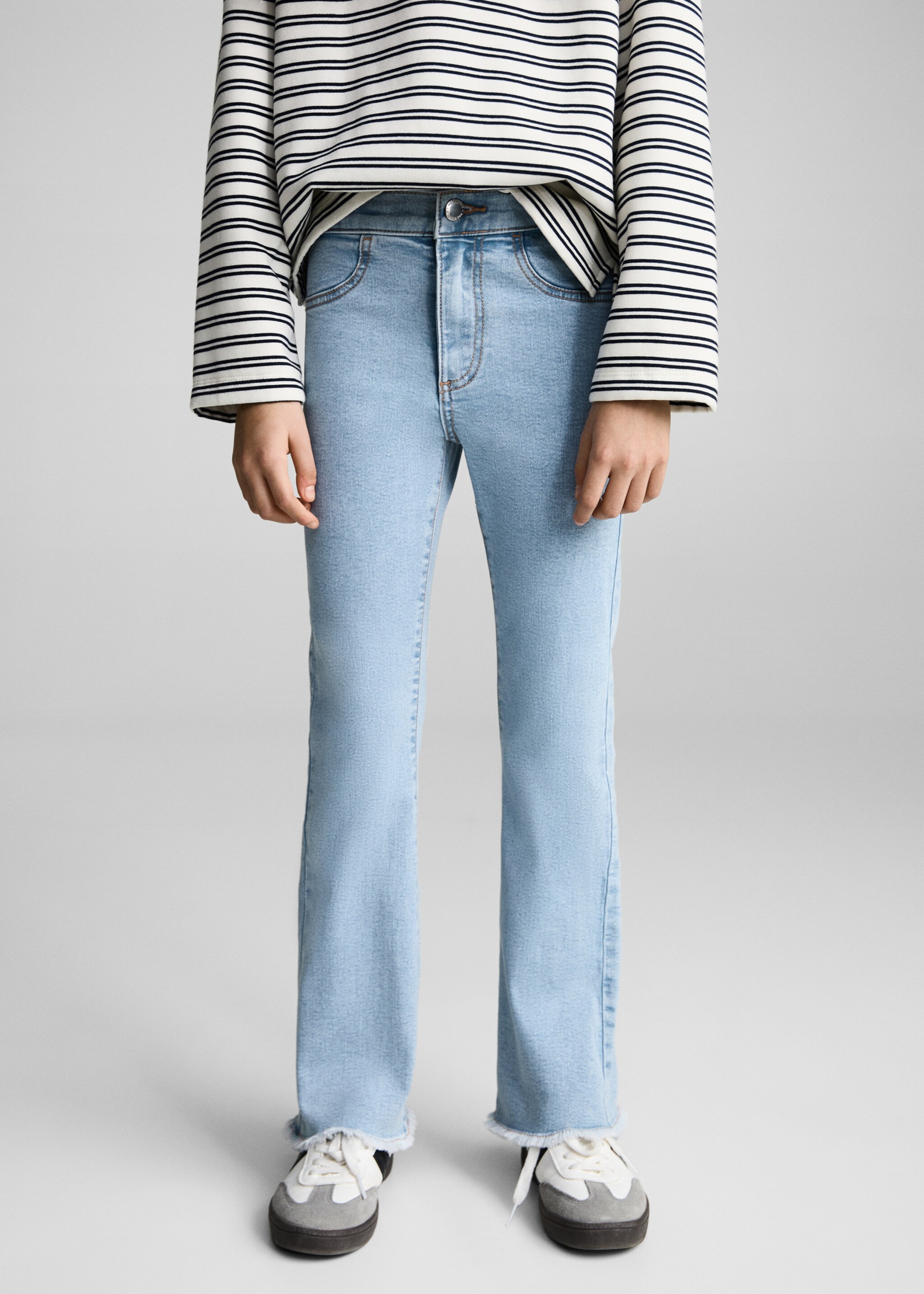 Frayed trumpet jeans - Details of the article 6, Light Blue. Ref: 87060613-00.