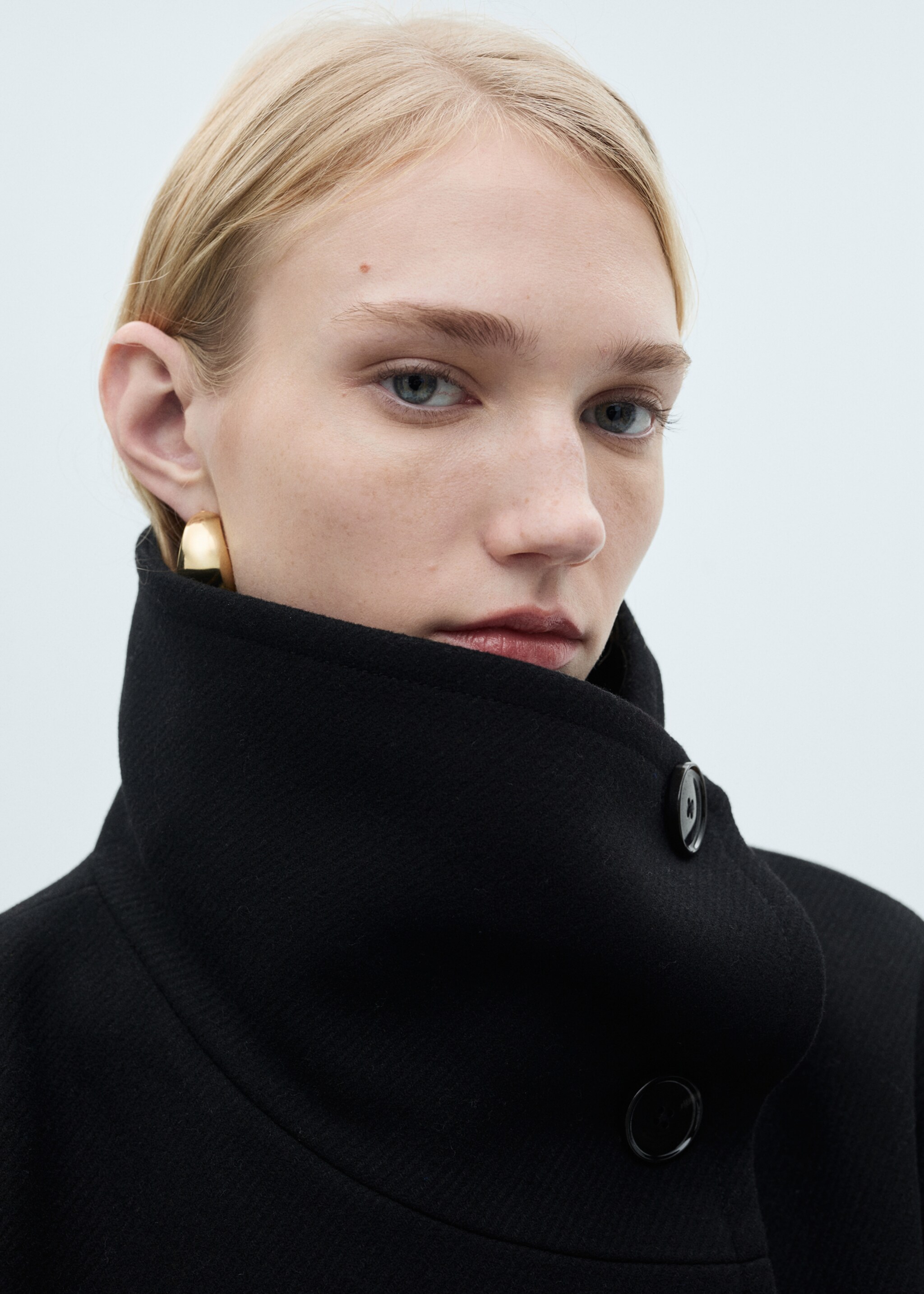 Manteau midi en laine col enveloppant - Détail de l'article 1, Noir. Ref: 87060640-00.