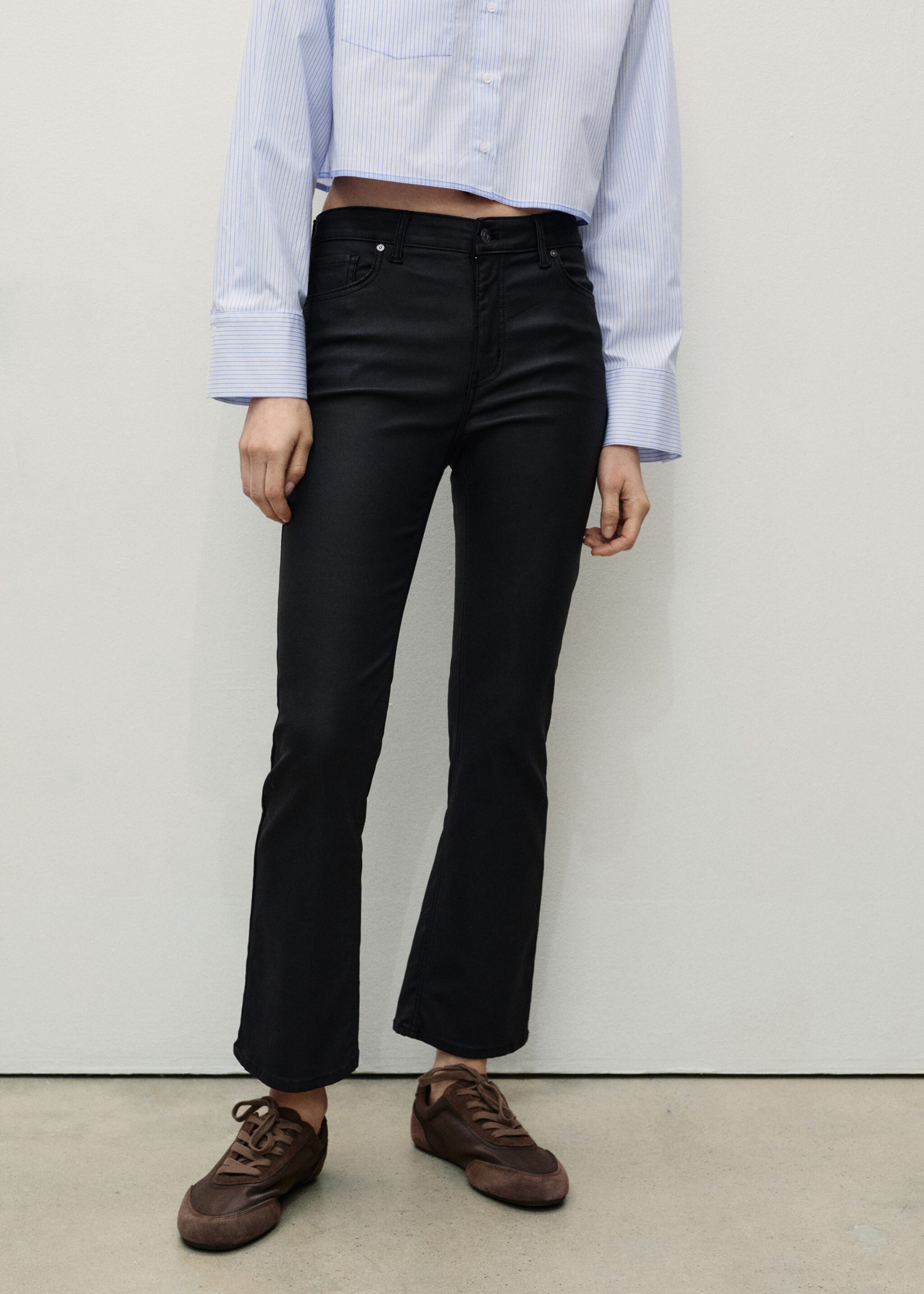 Vaxade jeans Sienna flare crop - Bild av mittparti, Svart. Ref: 87060643-00.