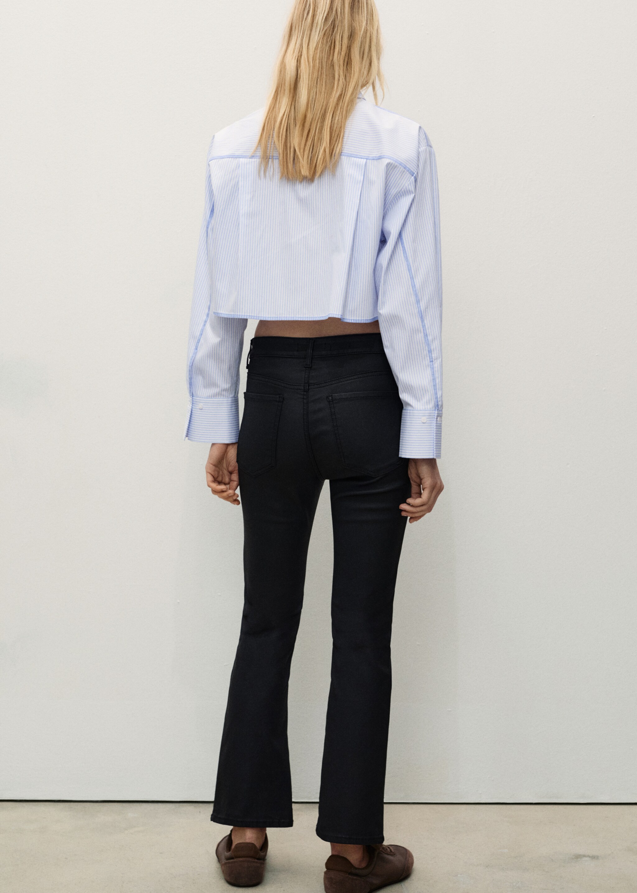 Vaxade jeans Sienna flare crop - Artikelns baksida, Svart. Ref: 87060643-00.