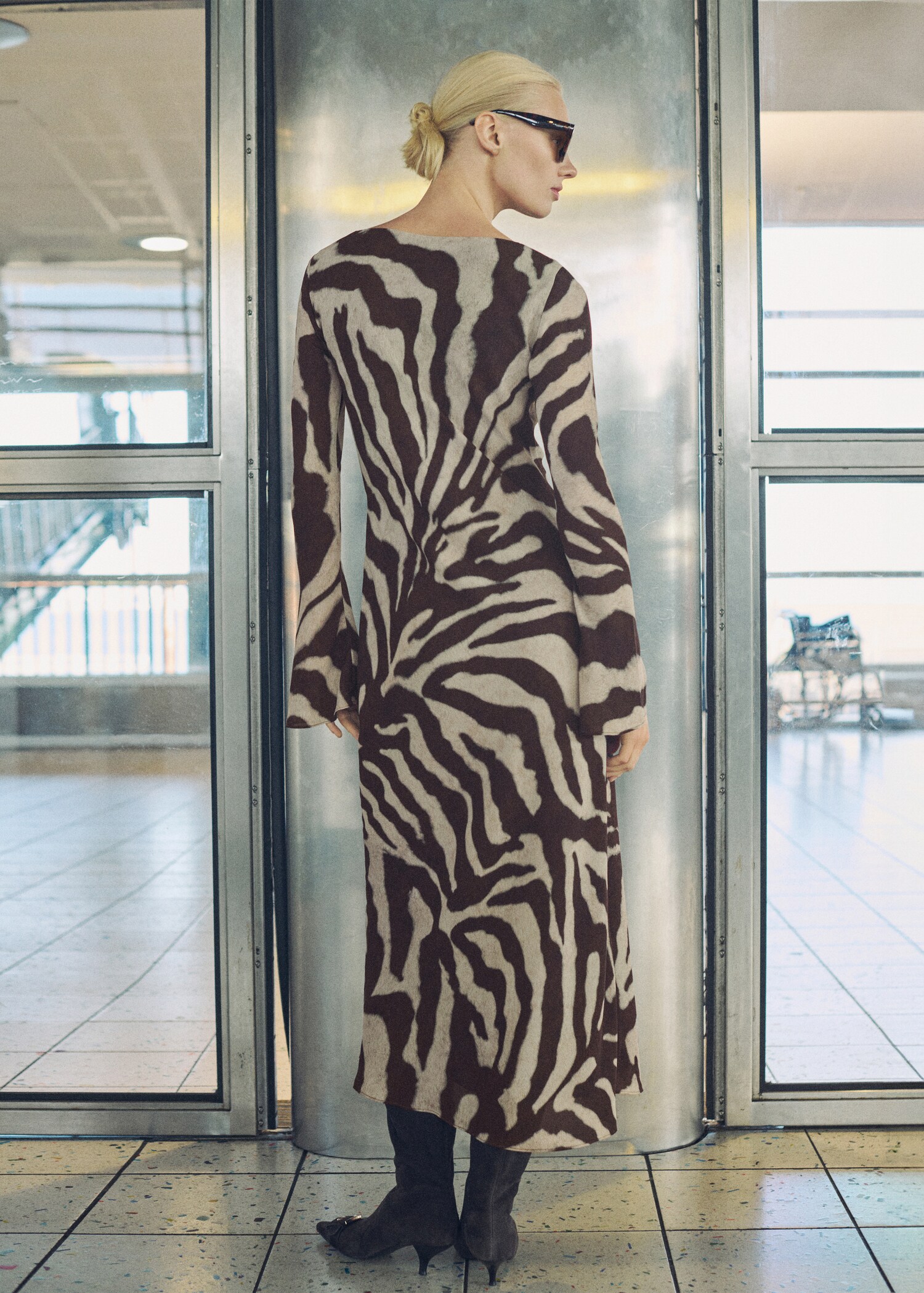 Vestido evasé com estampado zebra - Verso do artigo