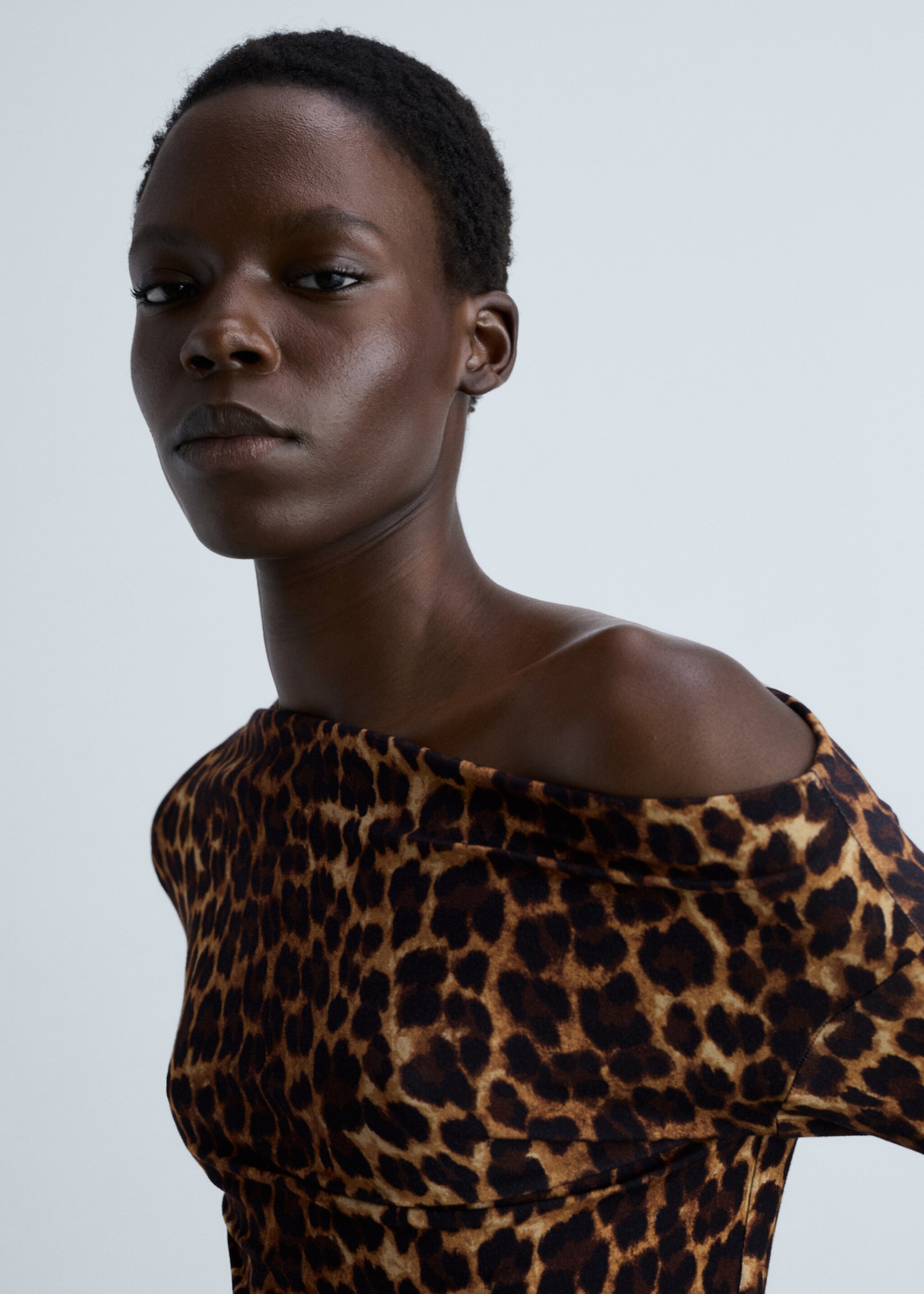 Animal-print t-shirt with asymmetrical neck - Details of the article 1, Brown. Ref: 87060655-00.