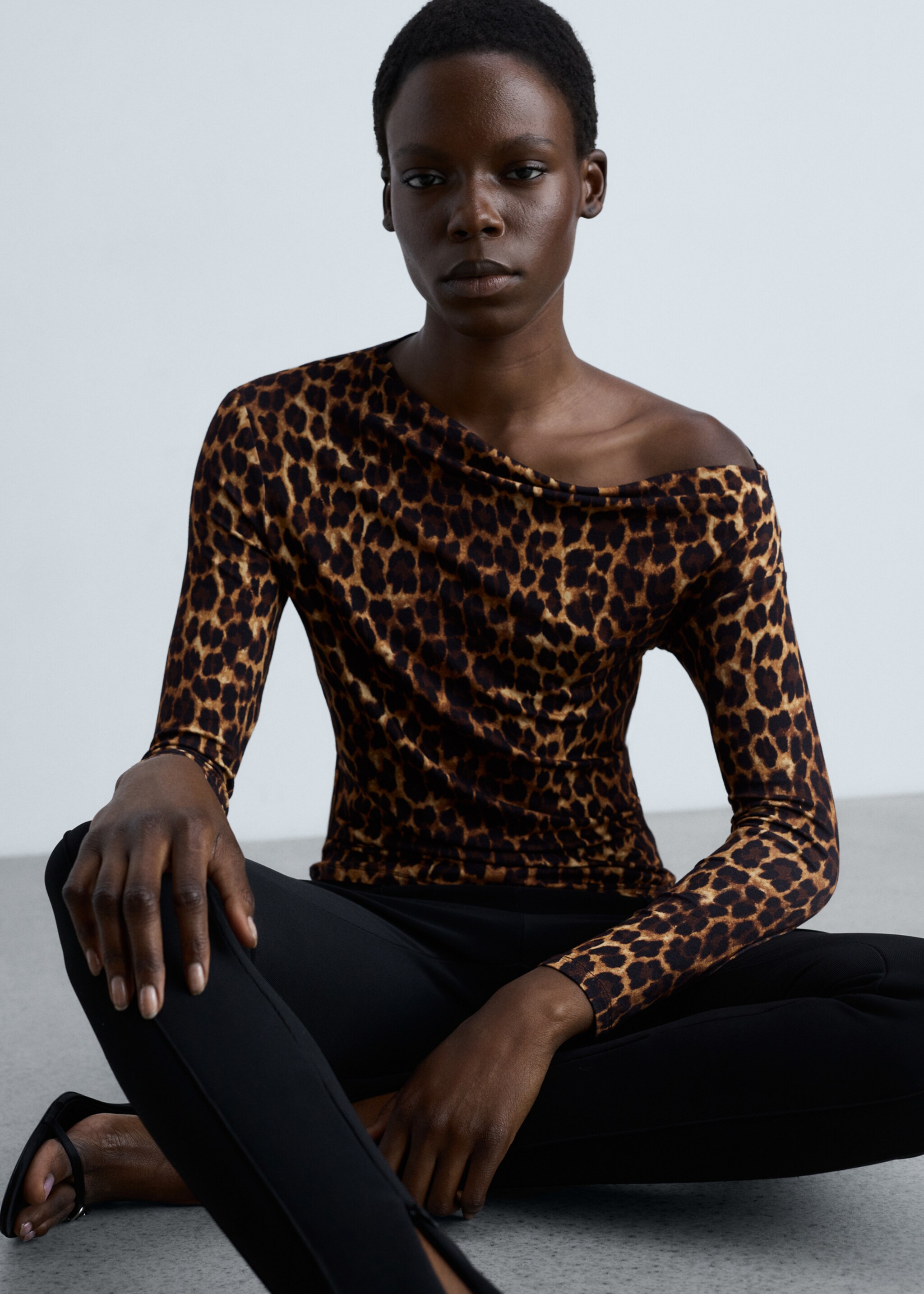 Animal-print t-shirt with asymmetrical neck - Details of the article 2, Brown. Ref: 87060655-00.
