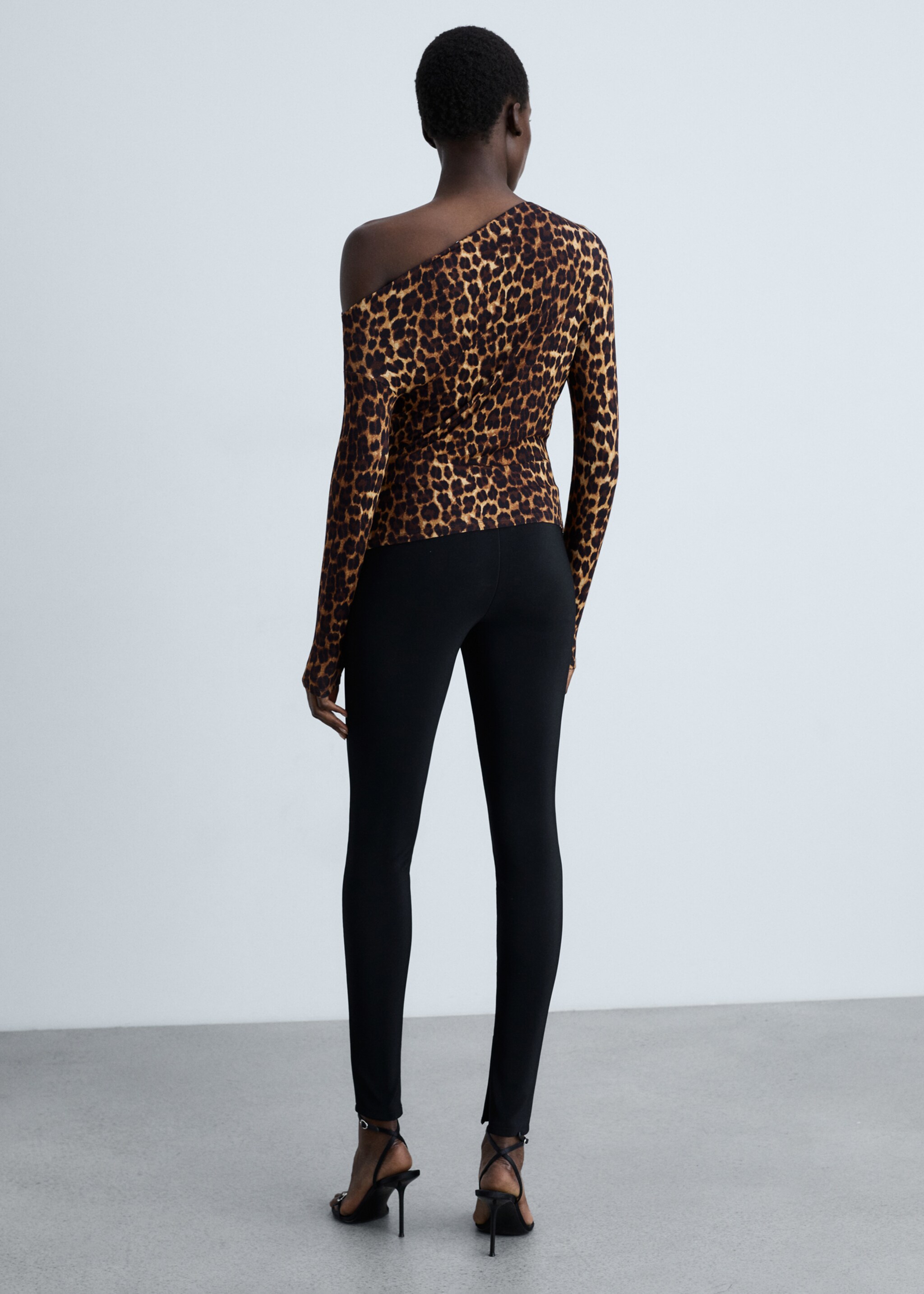 Animal-print t-shirt with asymmetrical neck - Reverse of the article, Brown. Ref: 87060655-00.
