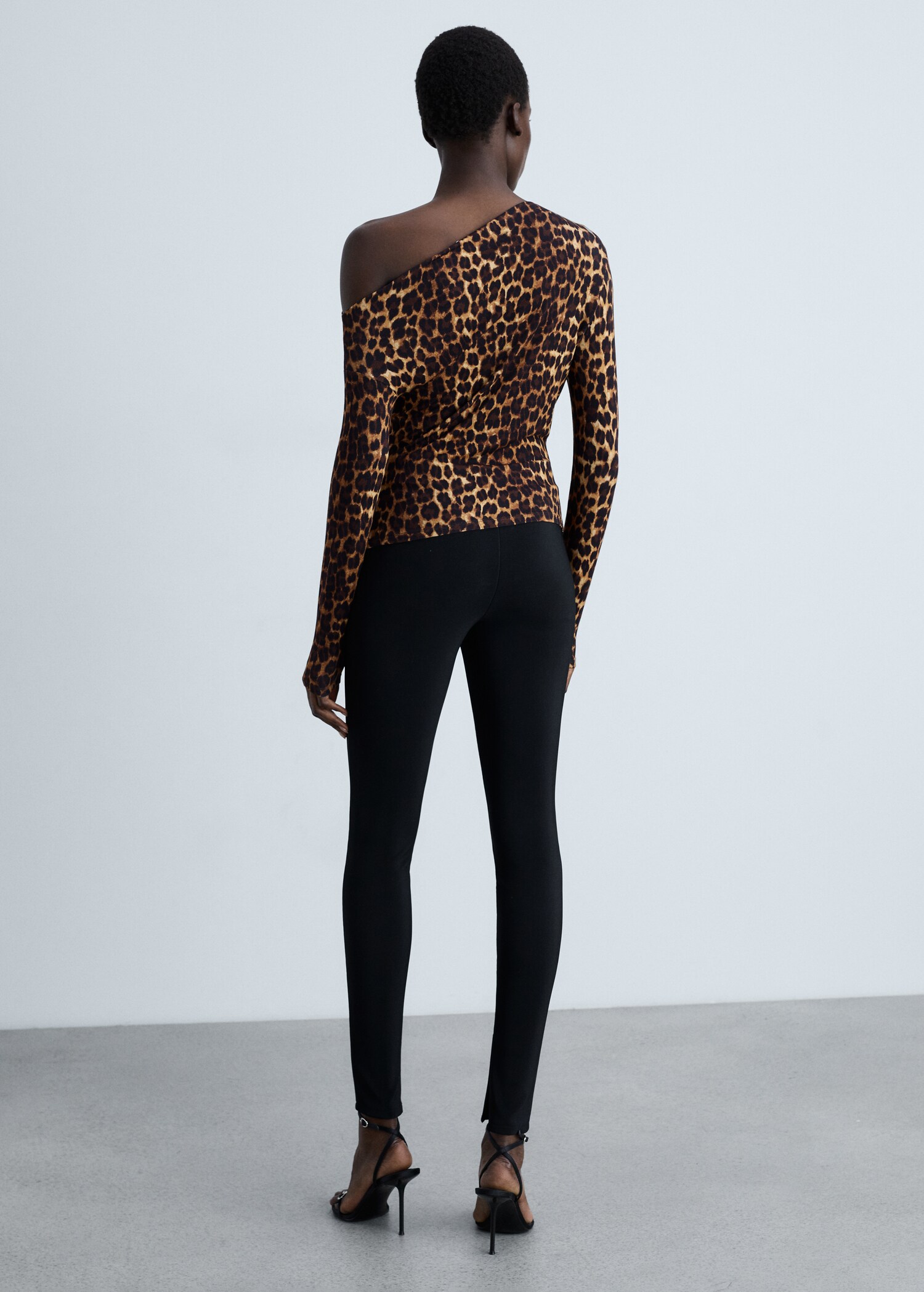 Animal-print t-shirt with asymmetrical neck - Reverse of the article