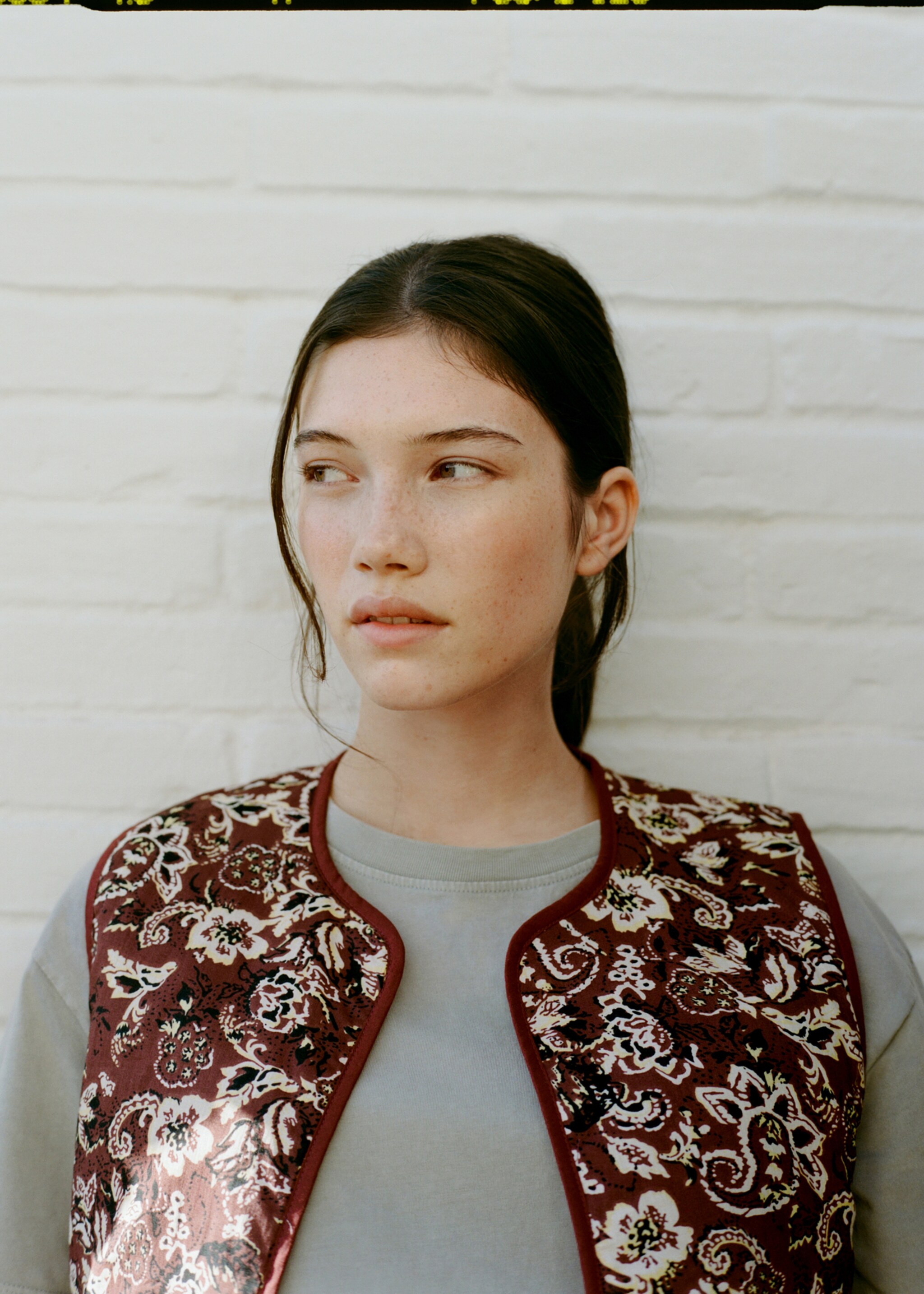 Cropped printed gilet - Details of the article 5, Maroon. Ref: 87061513-00.