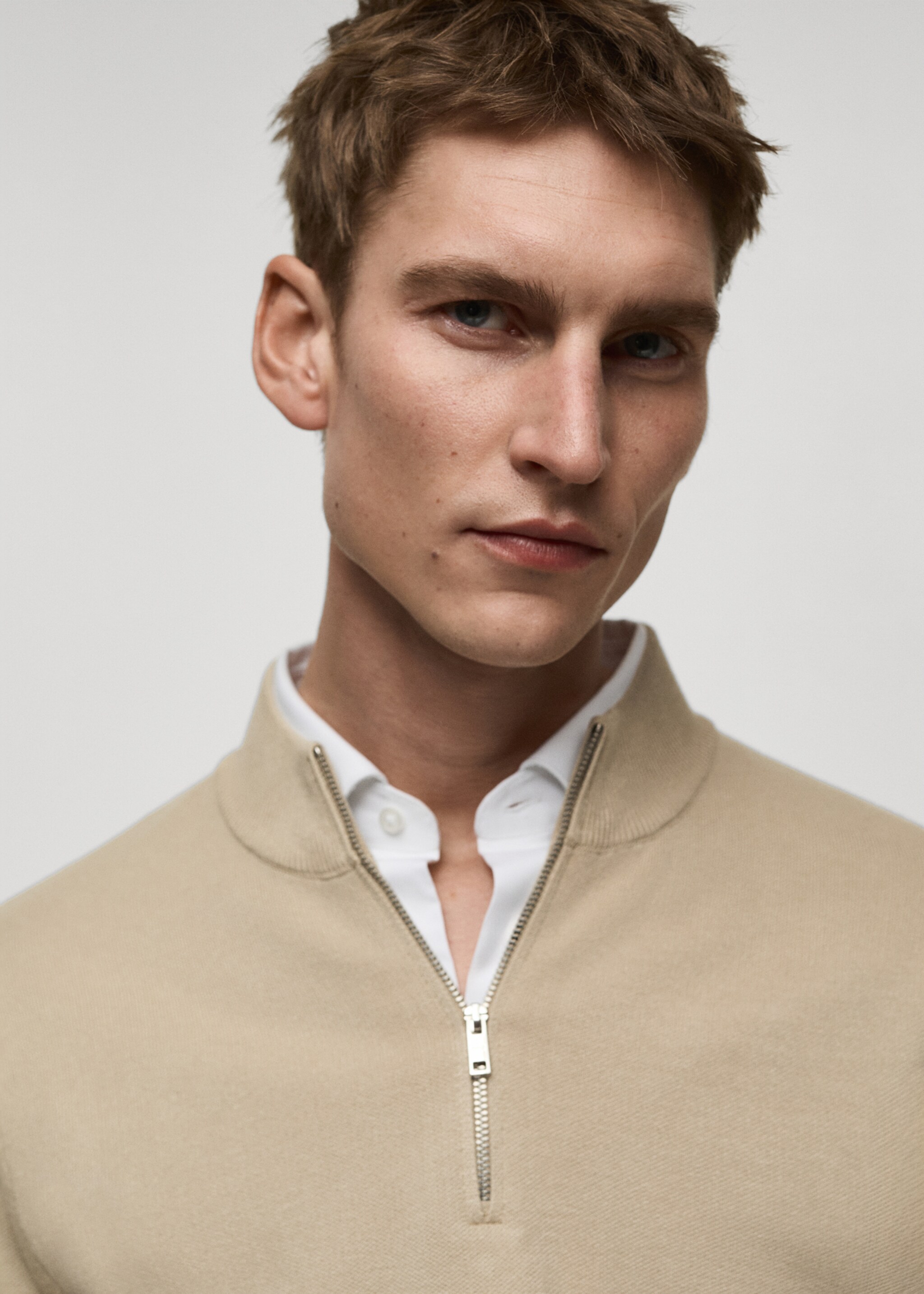 Perkins-neck sweater with zip - Details of the article 1, Beige. Ref: 87062890-00.