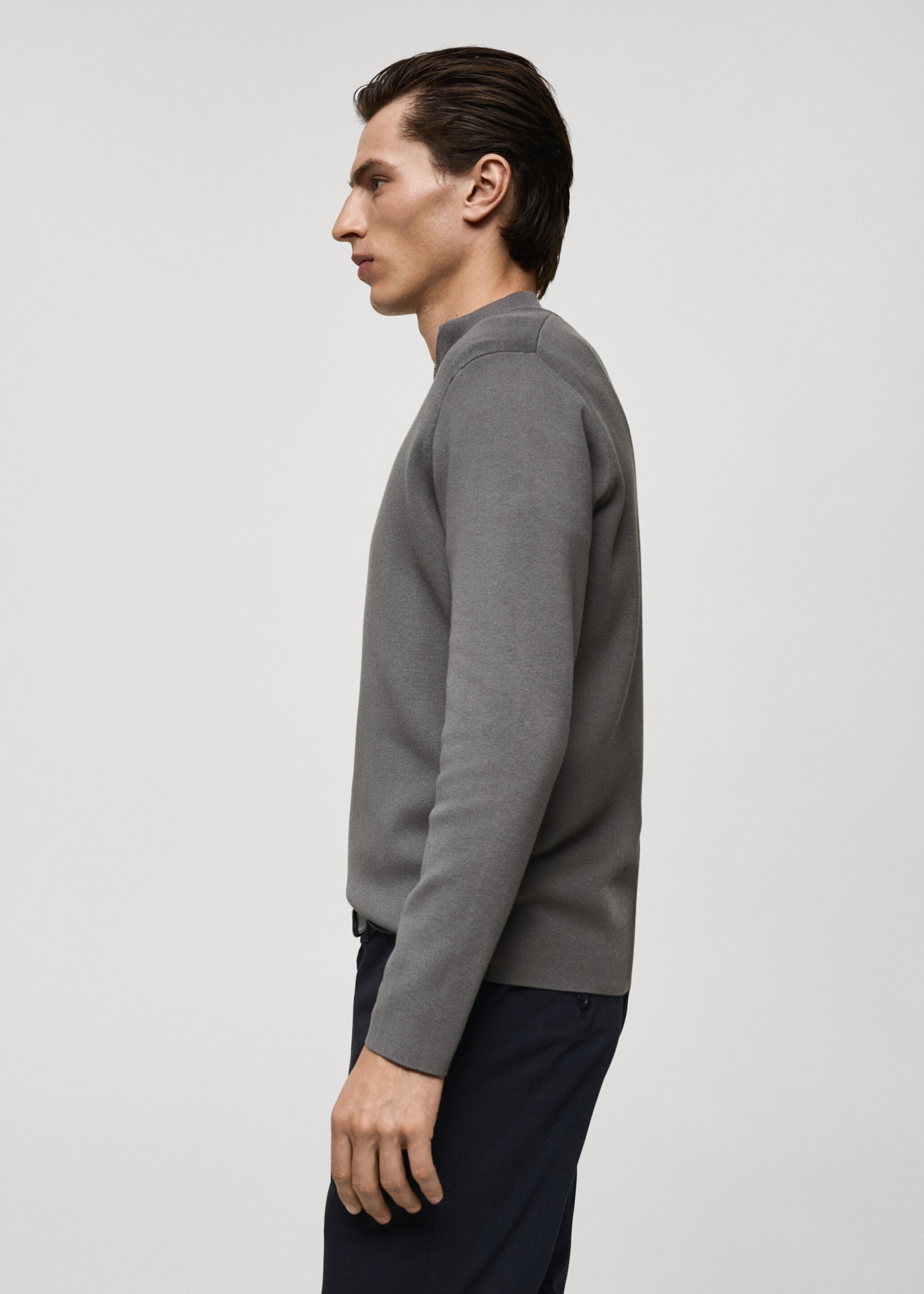 Zip-Pullover mit halbhohem Kragen - Detail des Artikels 2, Grau. Ref: 87062890-00.