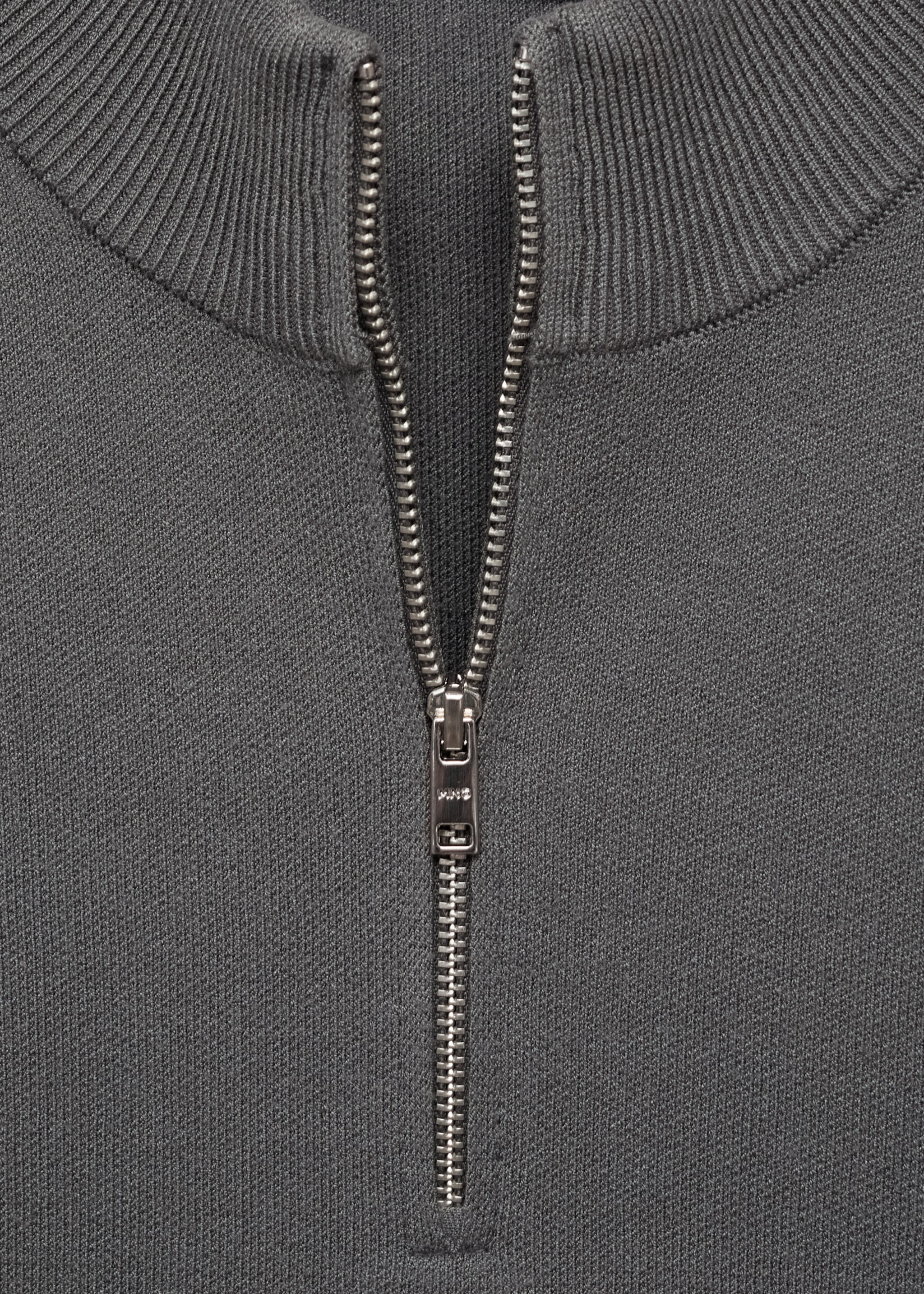 Zip-Pullover mit halbhohem Kragen - Detail des Artikels 8, Grau. Ref: 87062890-00.