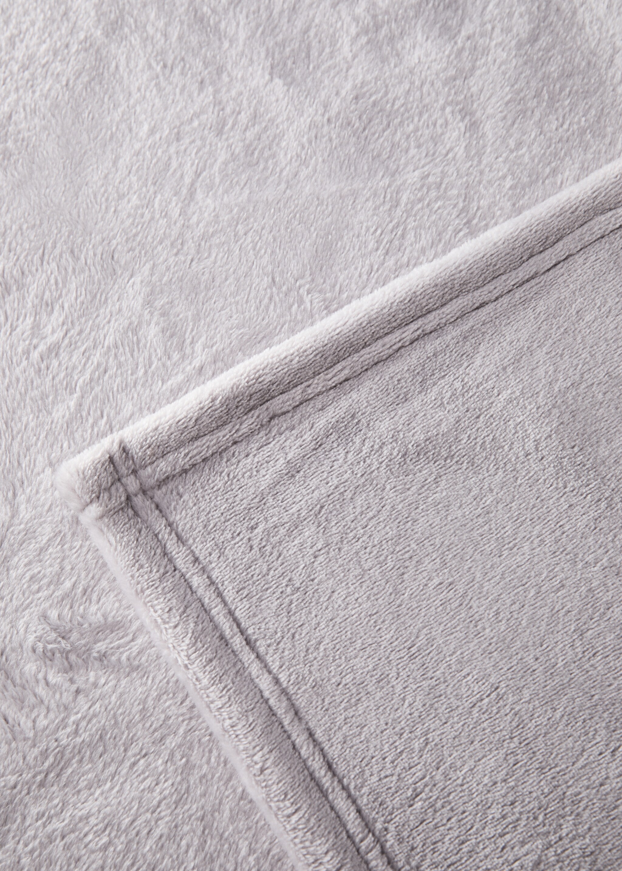 Medium soft-touch fleece blanket - Details of the article 1, Light/Pastel Grey. Ref: 87062908-00.