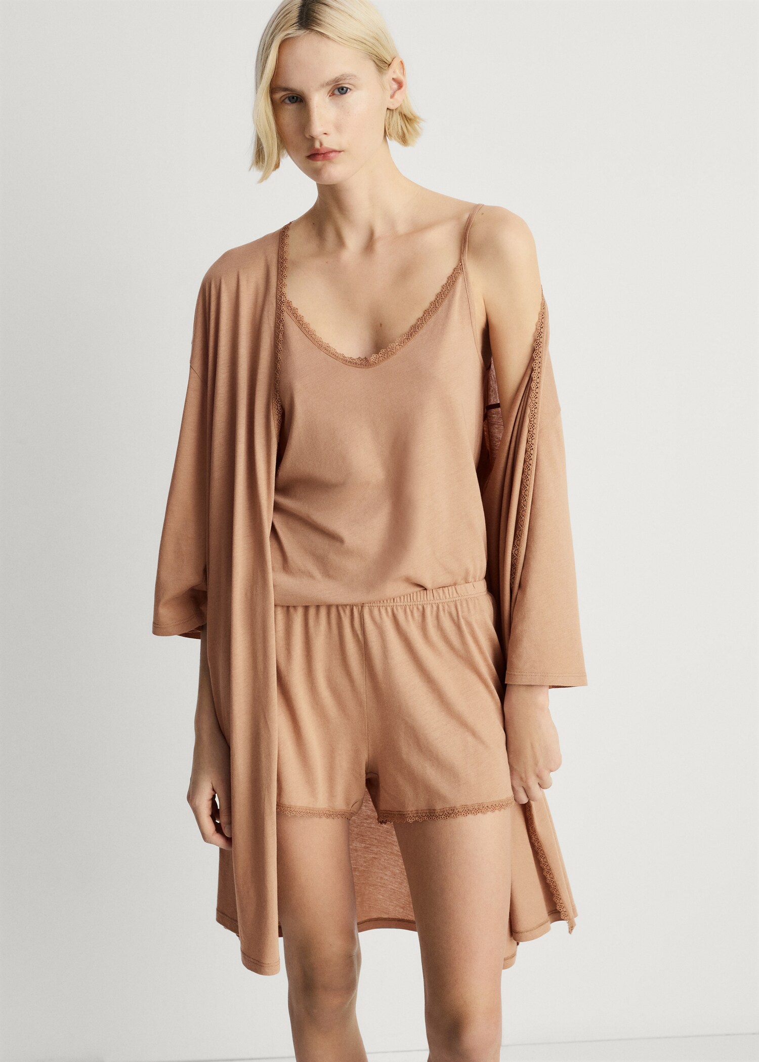 Βαμβακερή ρόμπα με τελειώματα σε αντίθεση - Μεσαίο πλάνο