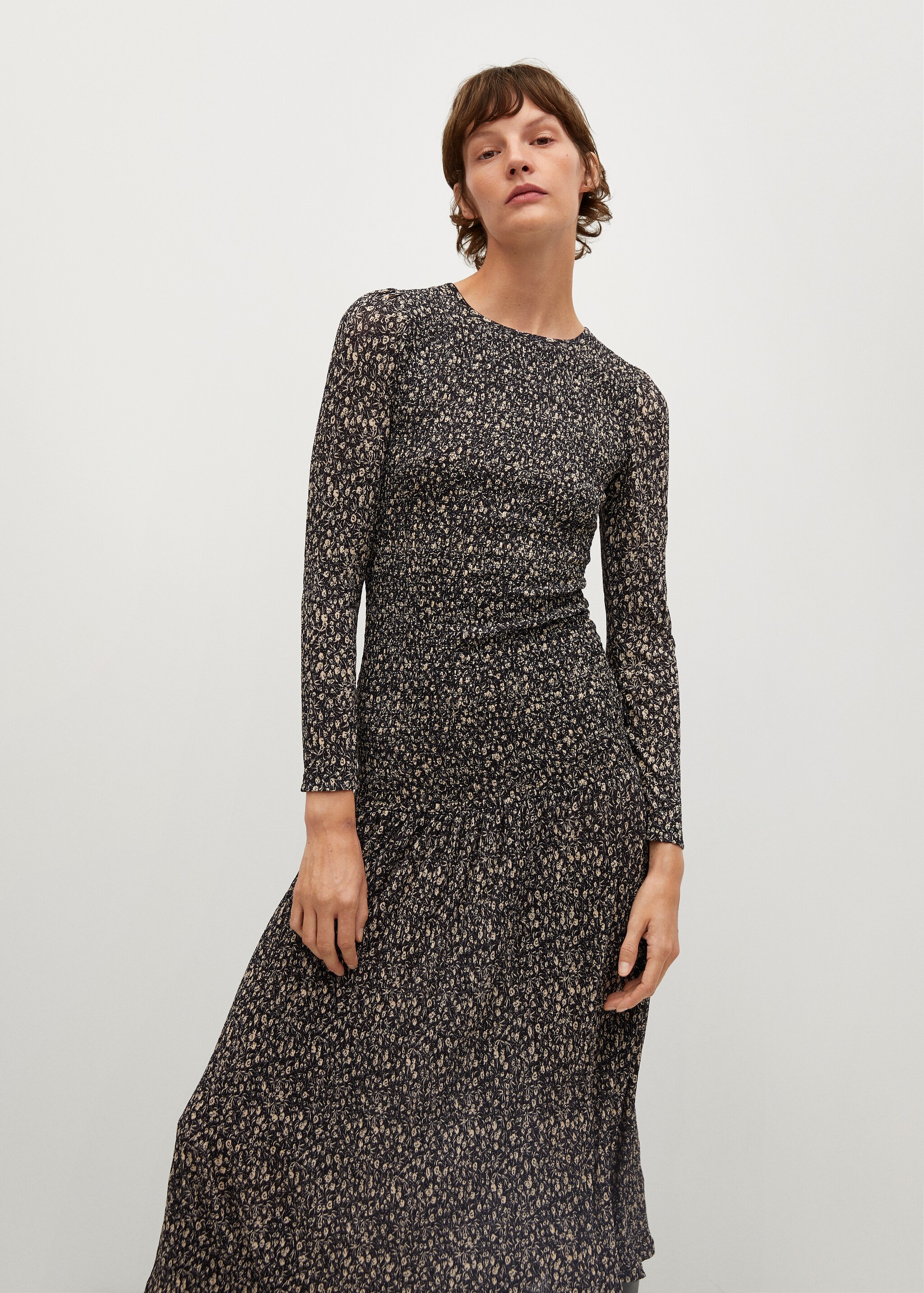 Vestido estampado floral volante - Plano medio