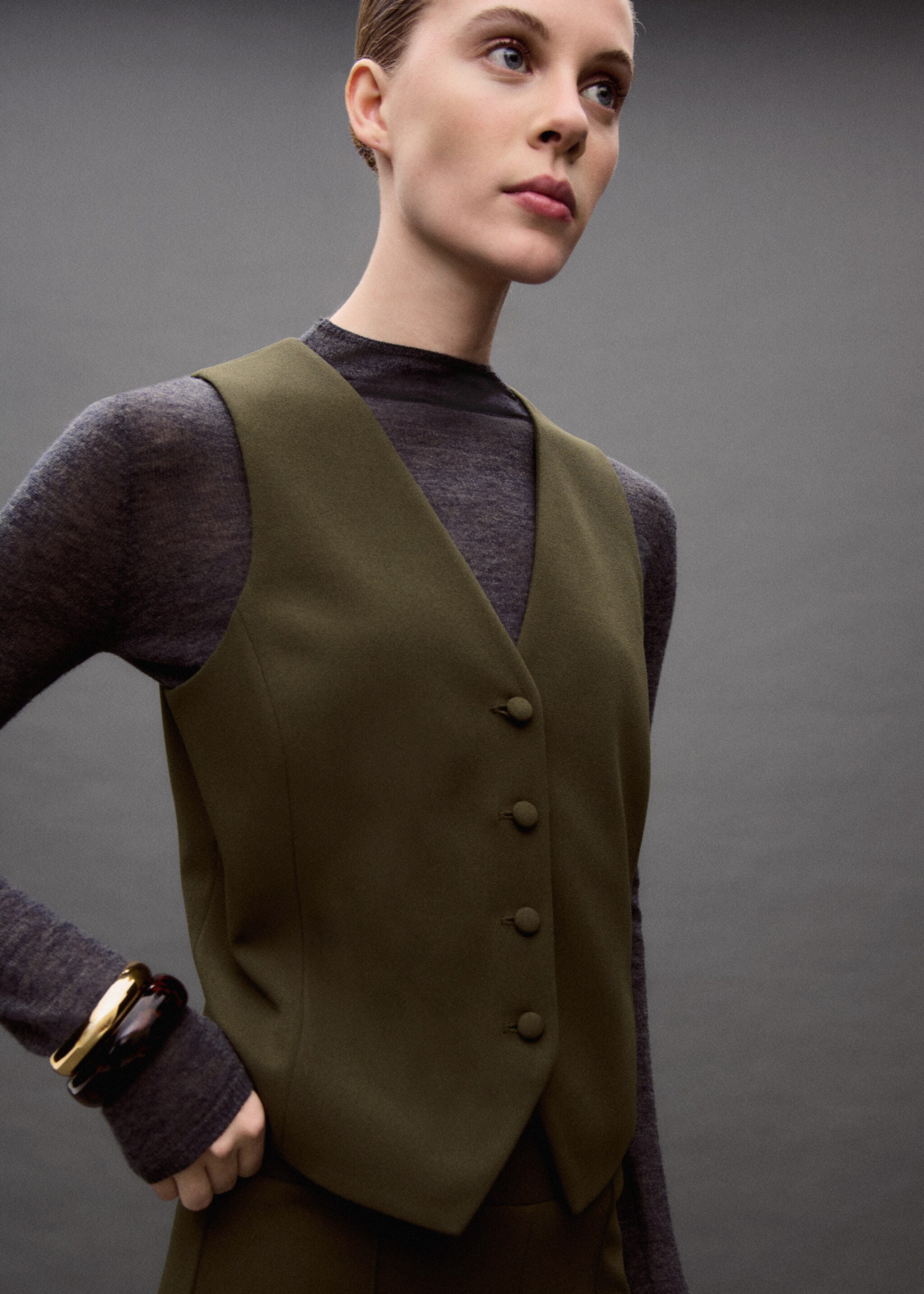 Suit waistcoat with buttons - Details of the article 7, Khaki. Ref: 87063279-00.