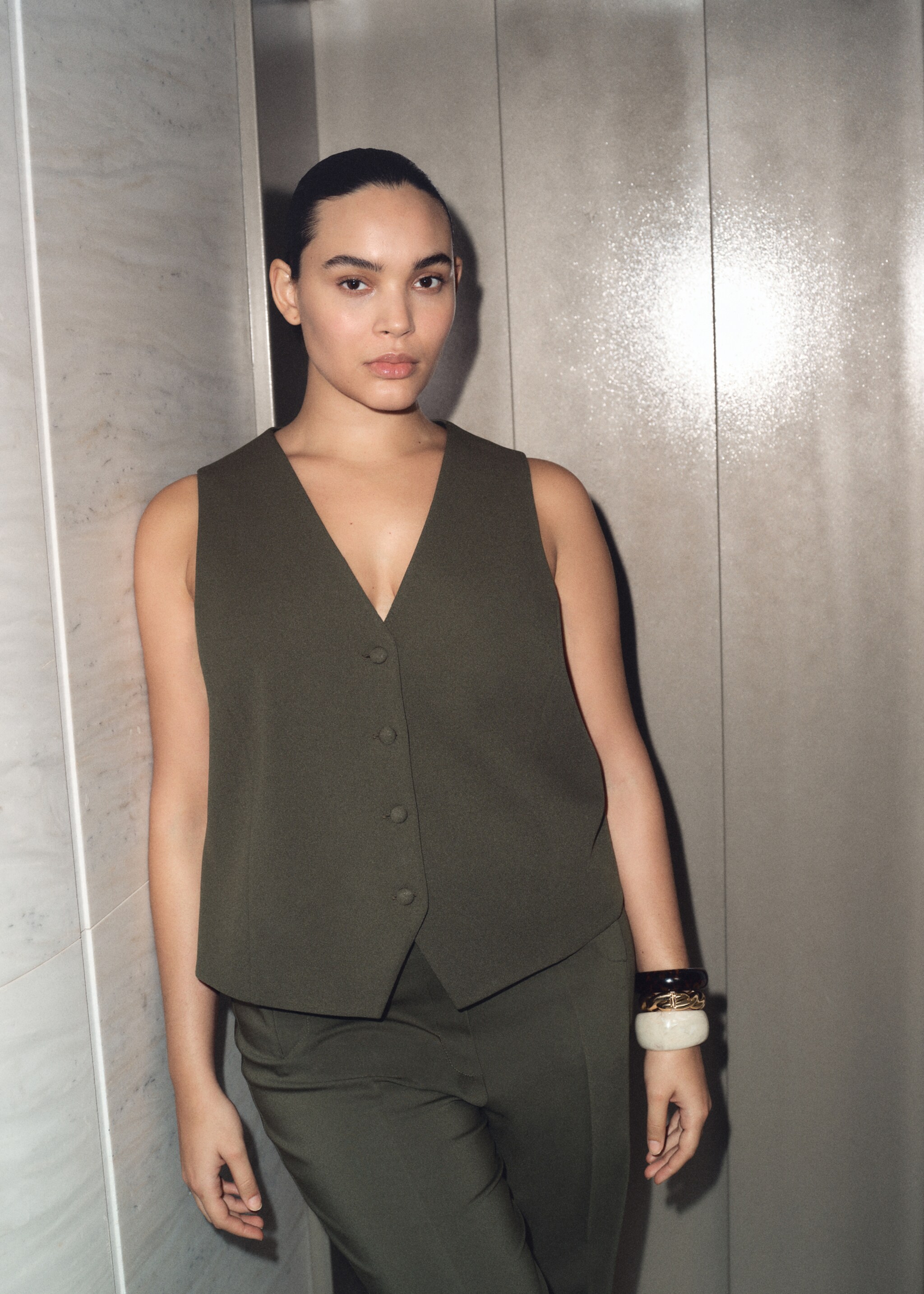 Suit waistcoat with buttons - Details of the article 9, Khaki. Ref: 87063279-00.