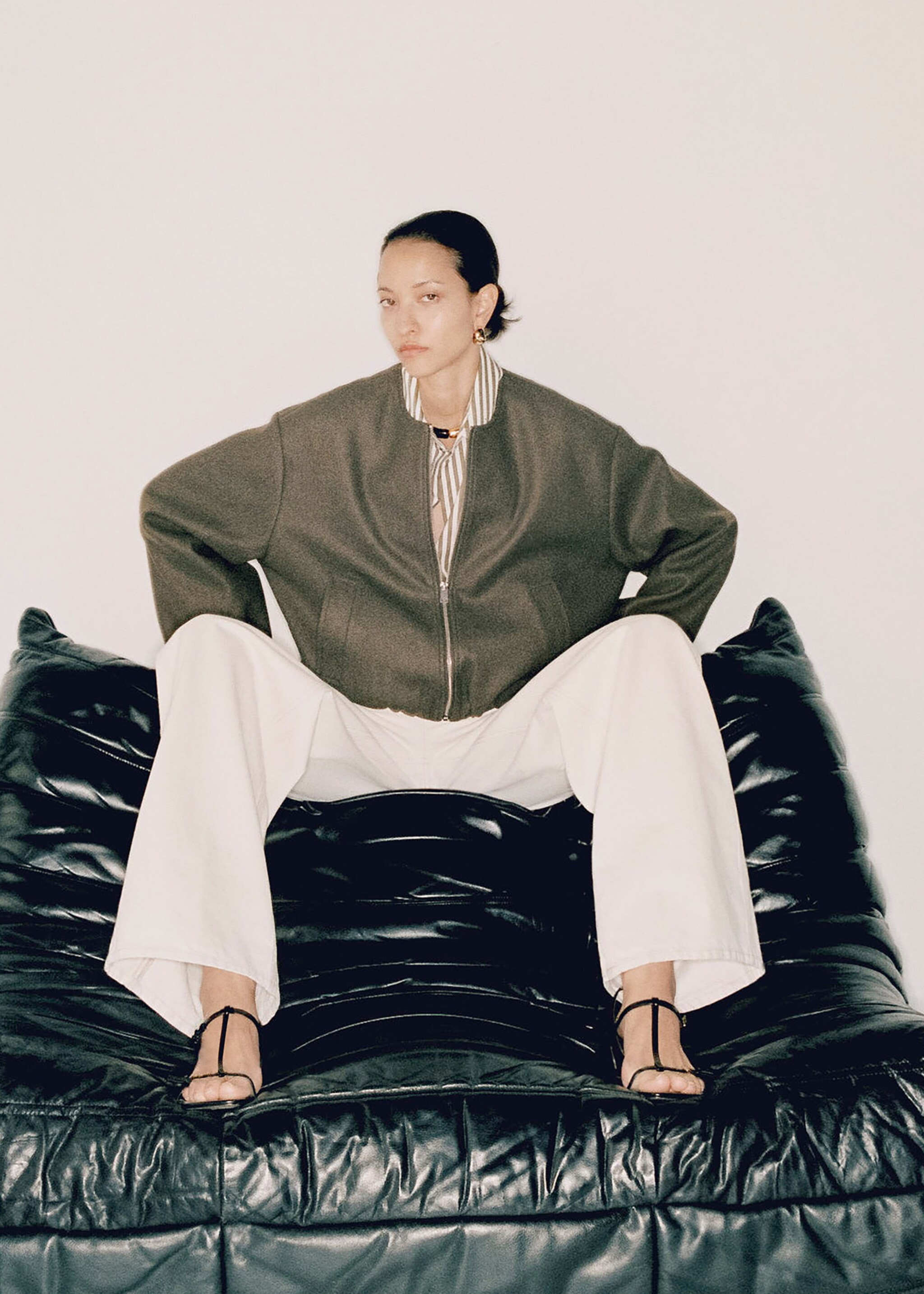 Gathered bomber jacket - Details of the article 7, Khaki. Ref: 87063290-00.