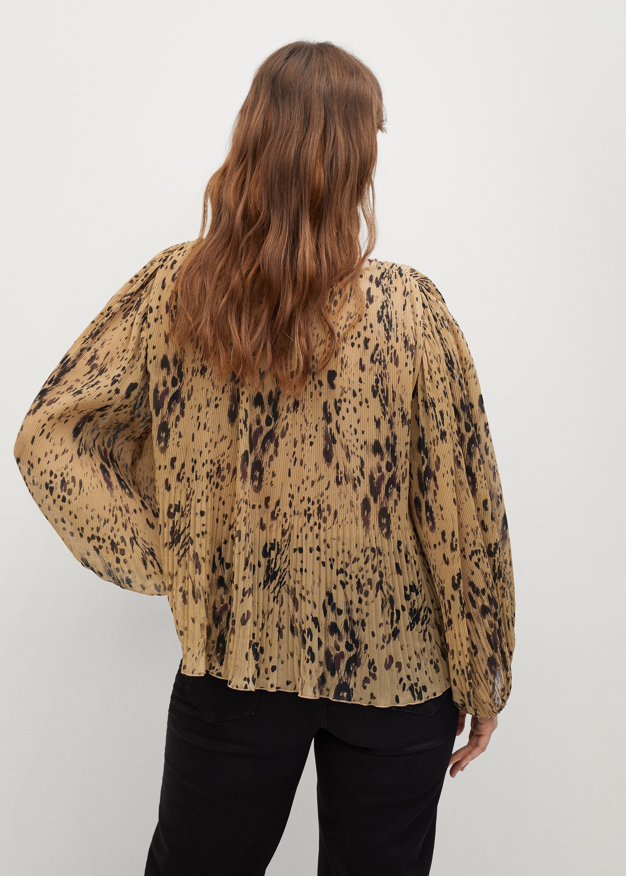 Blusa plisada estampada - Reverso del artículo