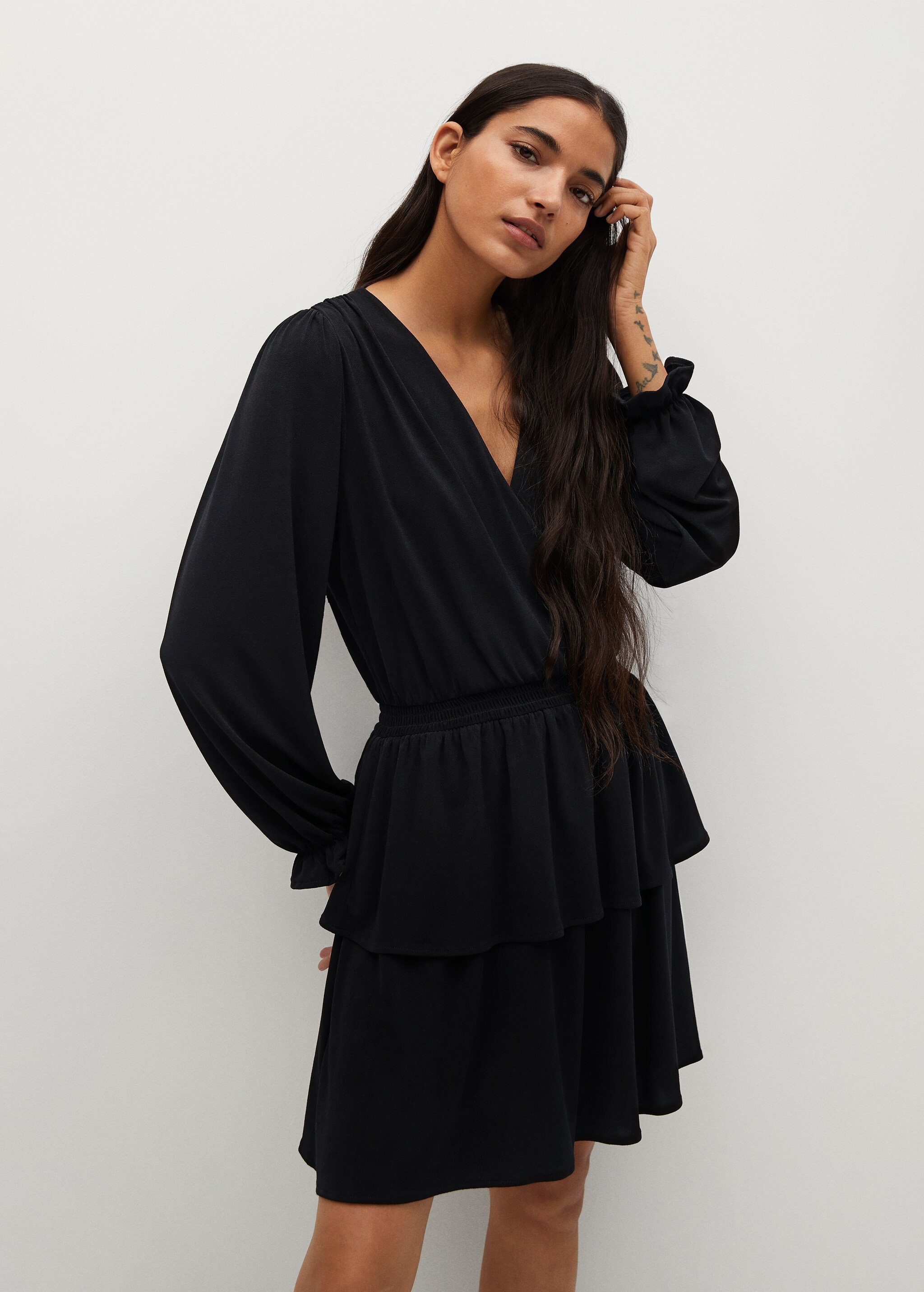 Vestido escote cruzado - Plano medio