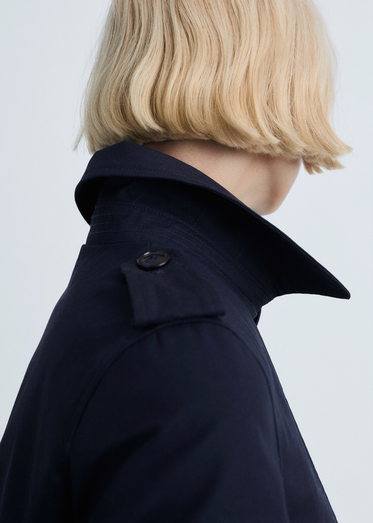 Classic trench coat with belt - Details of the article 1