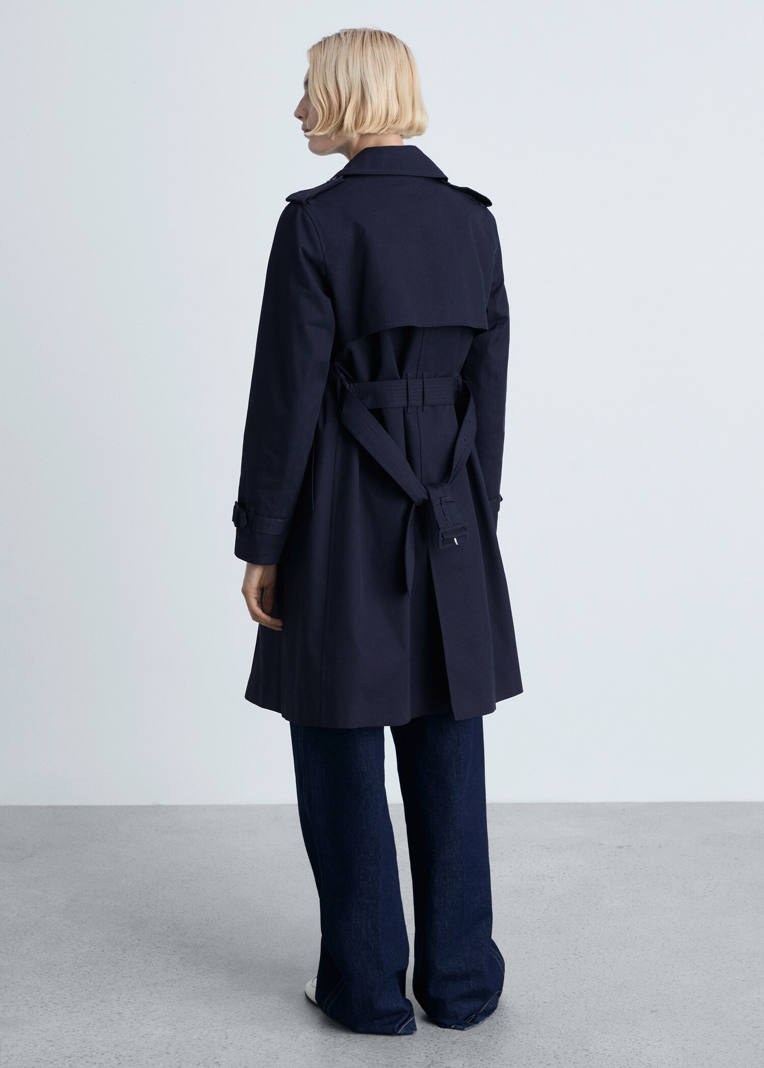 Classic trench coat with belt - Reverse of the article