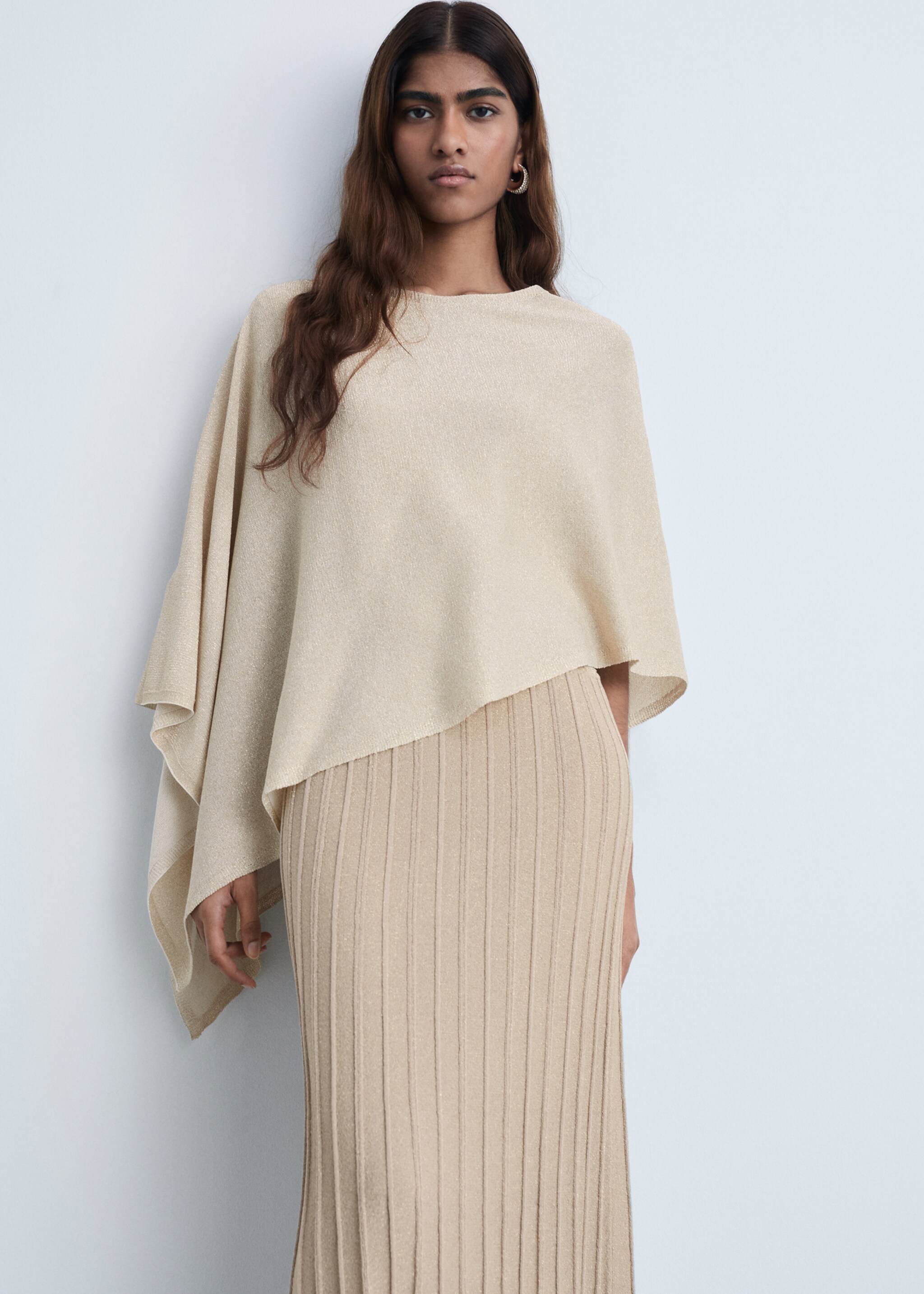 Asymmetrical lurex knitted cape - Medium plane, Gold. Ref: 87064063-00.