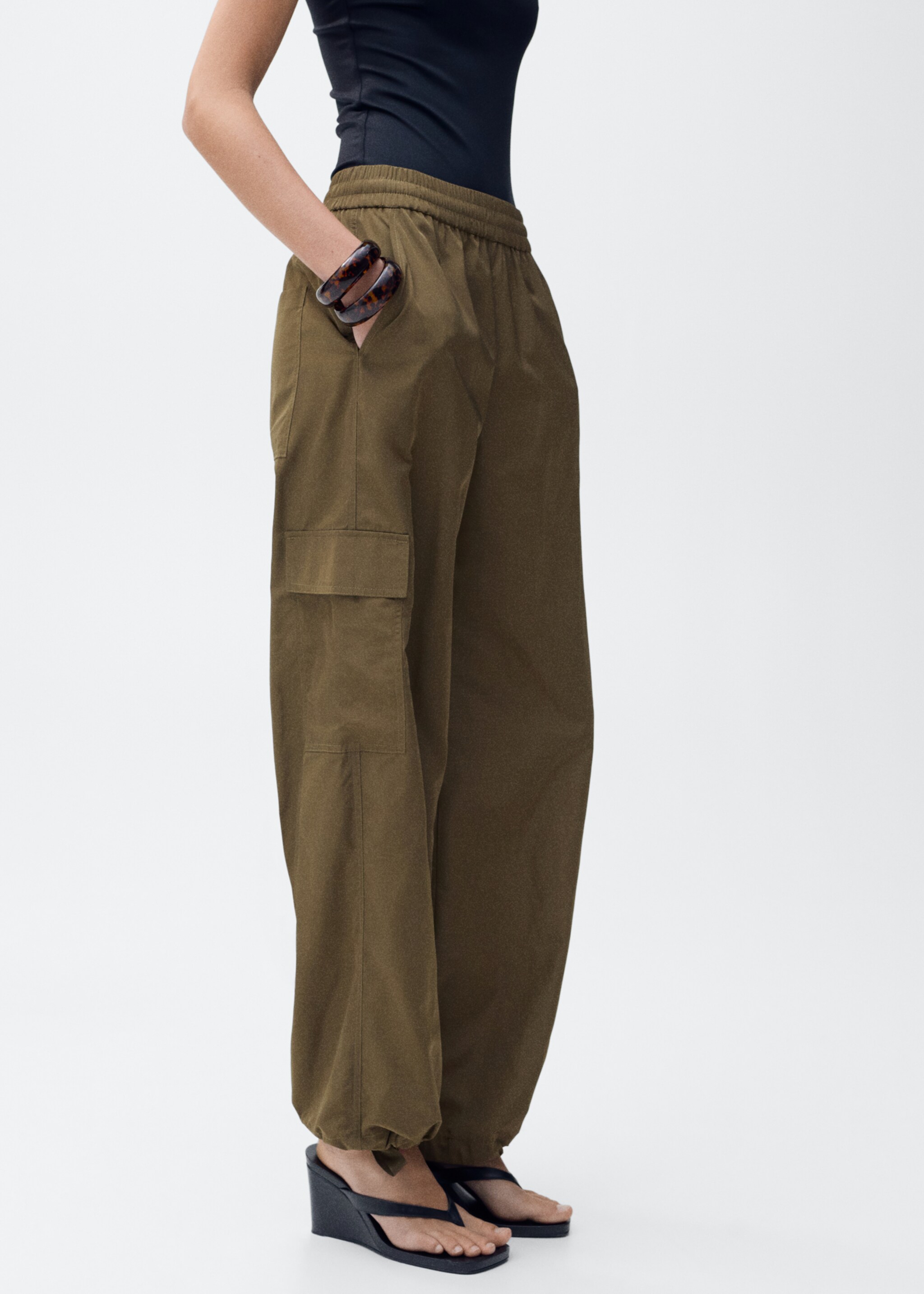 Cargo trousers with adjustable hem - Medium plane, Khaki. Ref: 87064069-00.