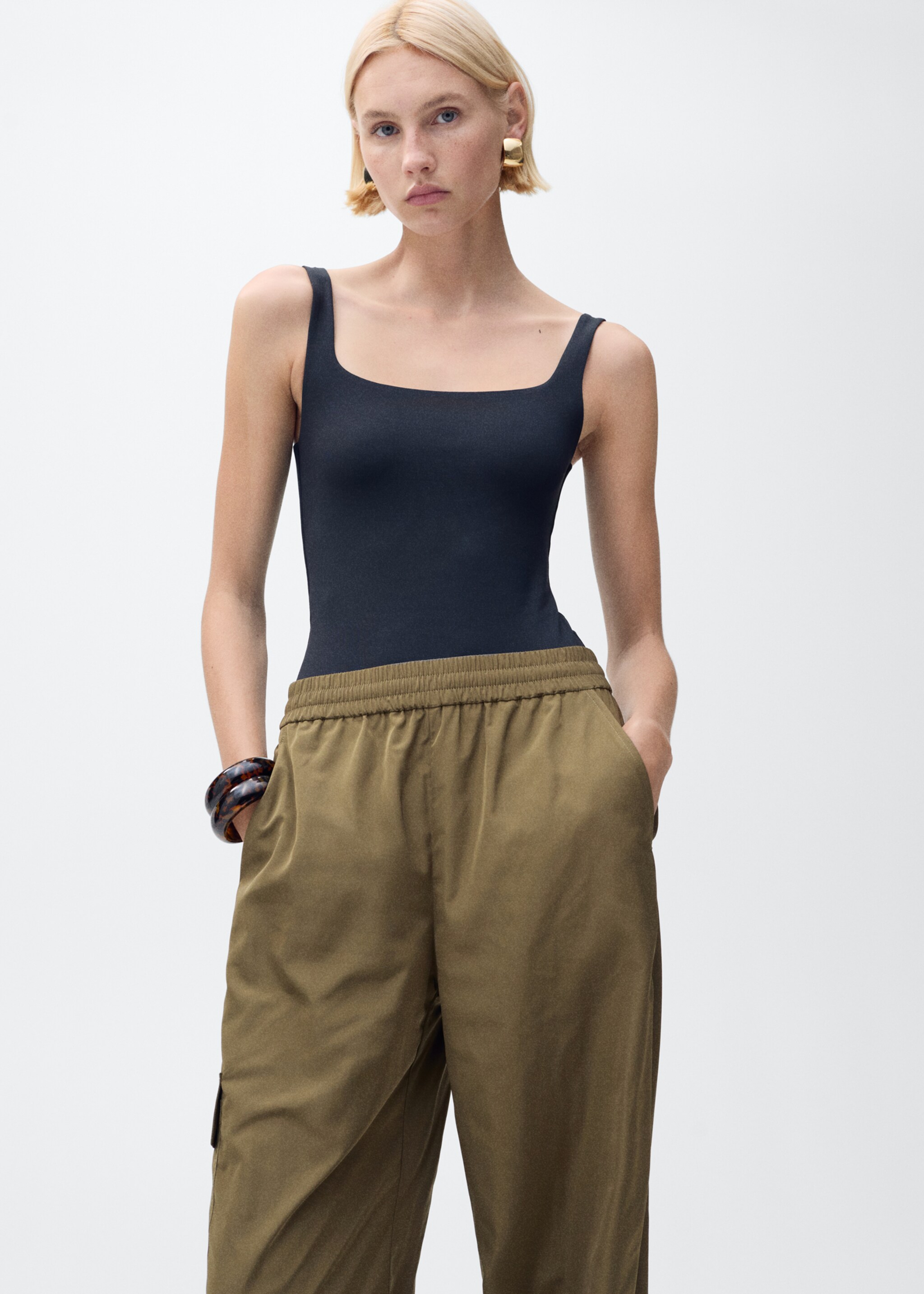 Cargo trousers with adjustable hem - Details of the article 1, Khaki. Ref: 87064069-00.