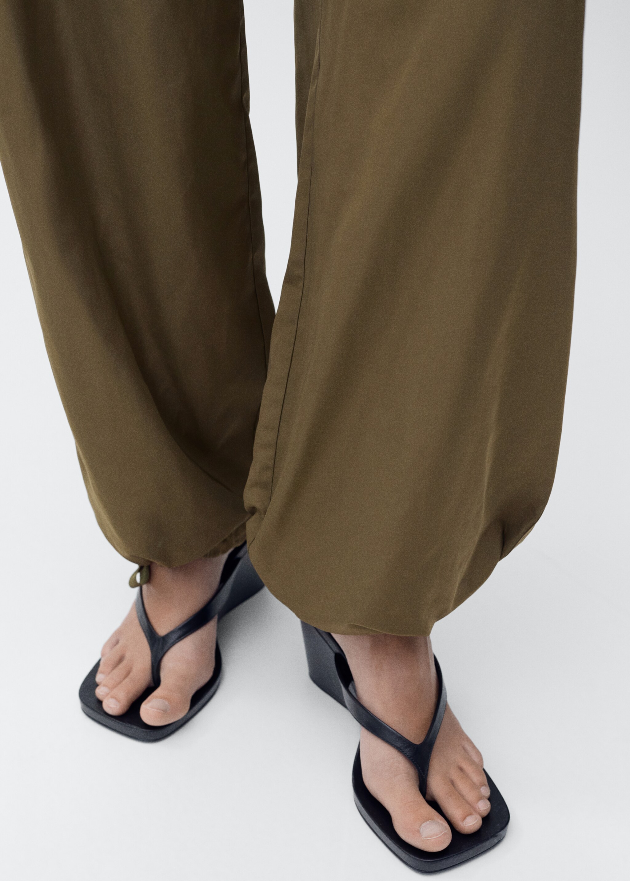 Cargo trousers with adjustable hem - Details of the article 2, Khaki. Ref: 87064069-00.