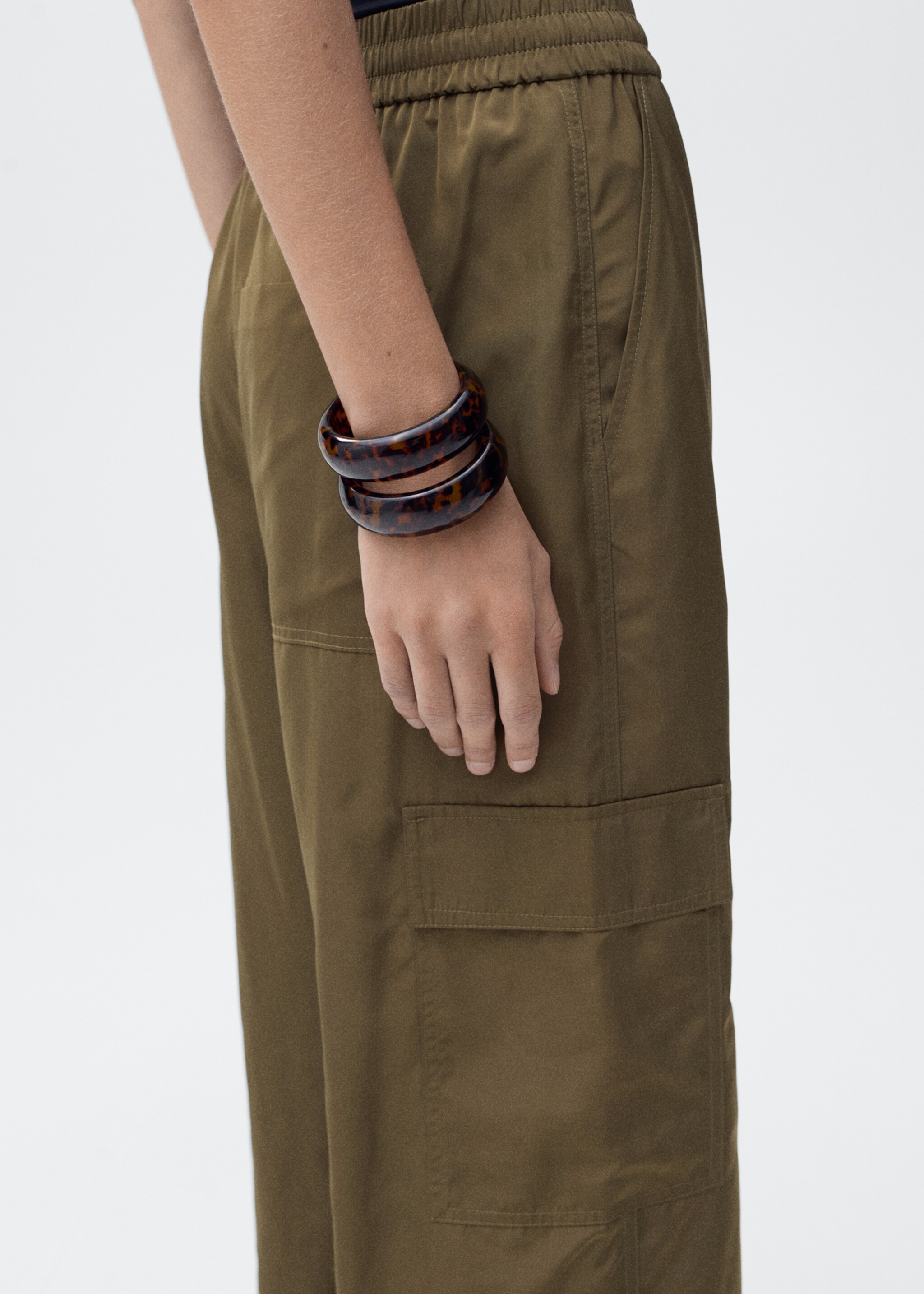 Cargo trousers with adjustable hem - Details of the article 6, Khaki. Ref: 87064069-00.