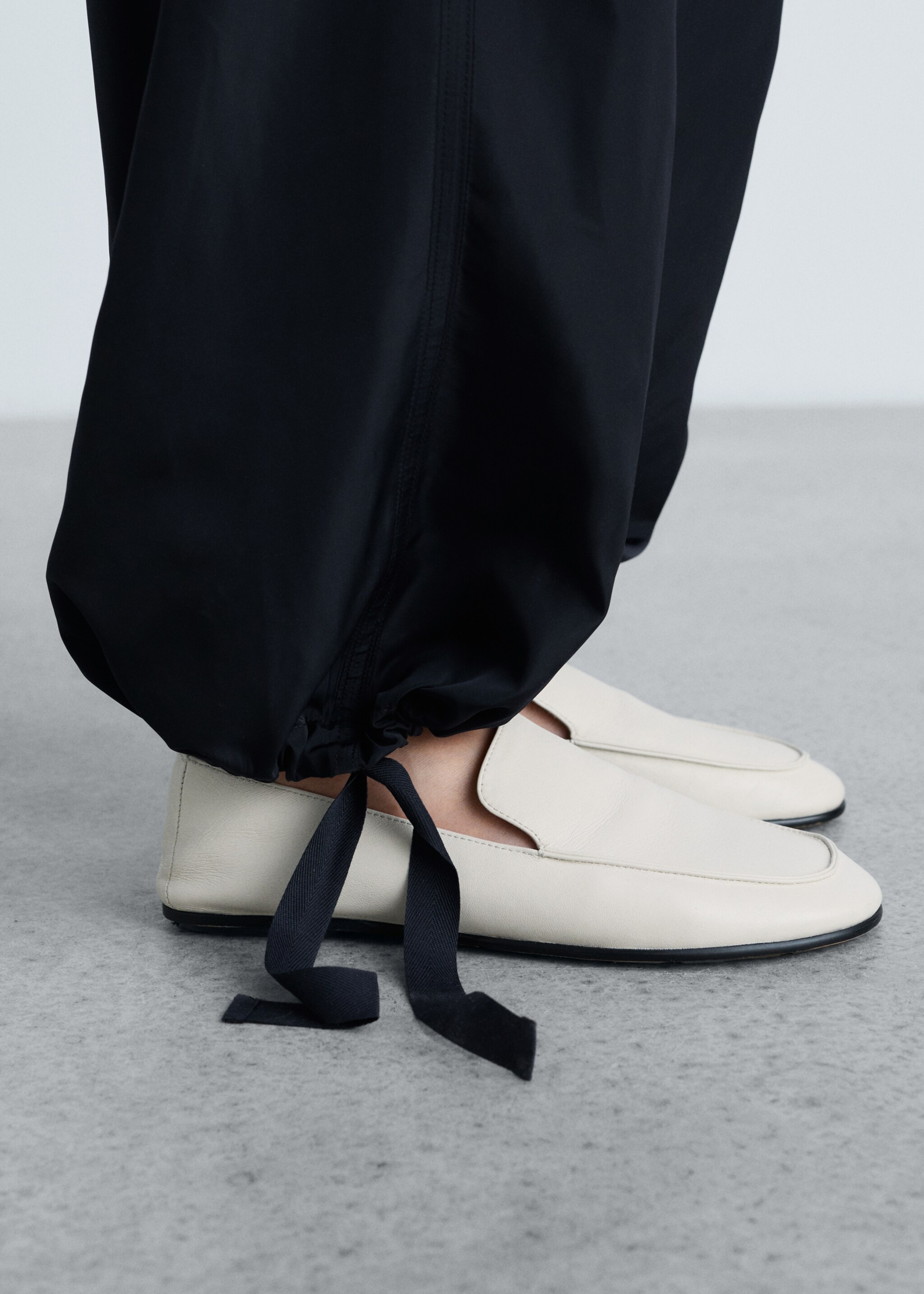 Cargo trousers with adjustable hem - Details of the article 6, Dark Navy. Ref: 87064069-00.