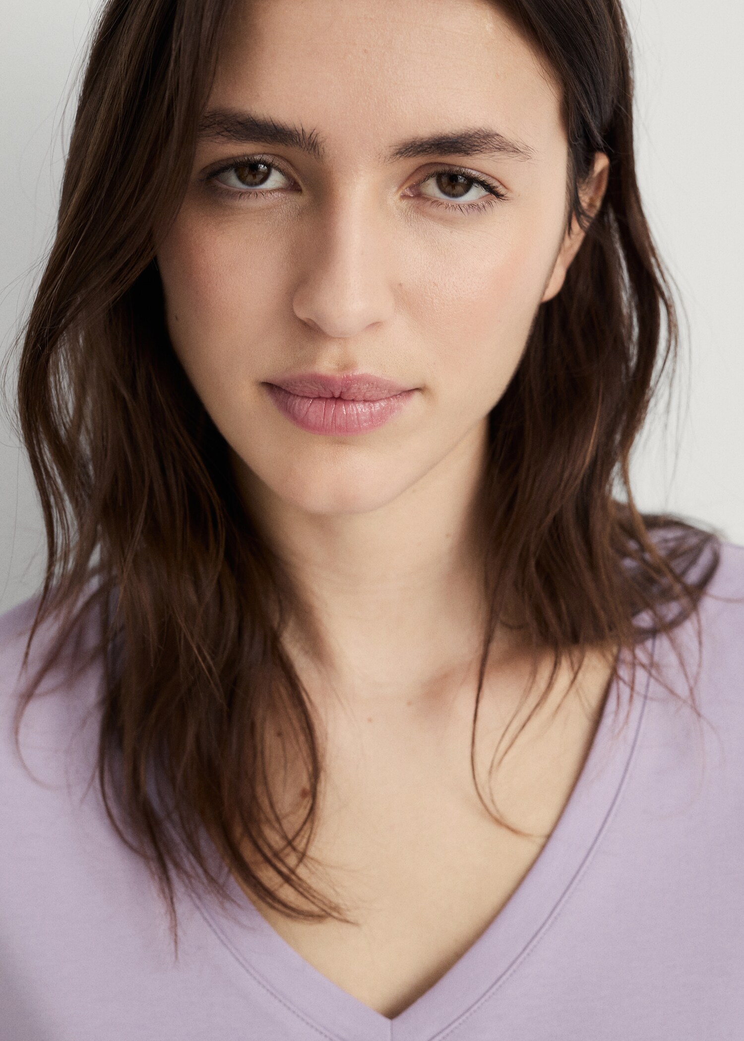 Bavlněné pyžamové tričko s výstřihem do V a jednobarevným designem - Detail zboží 1