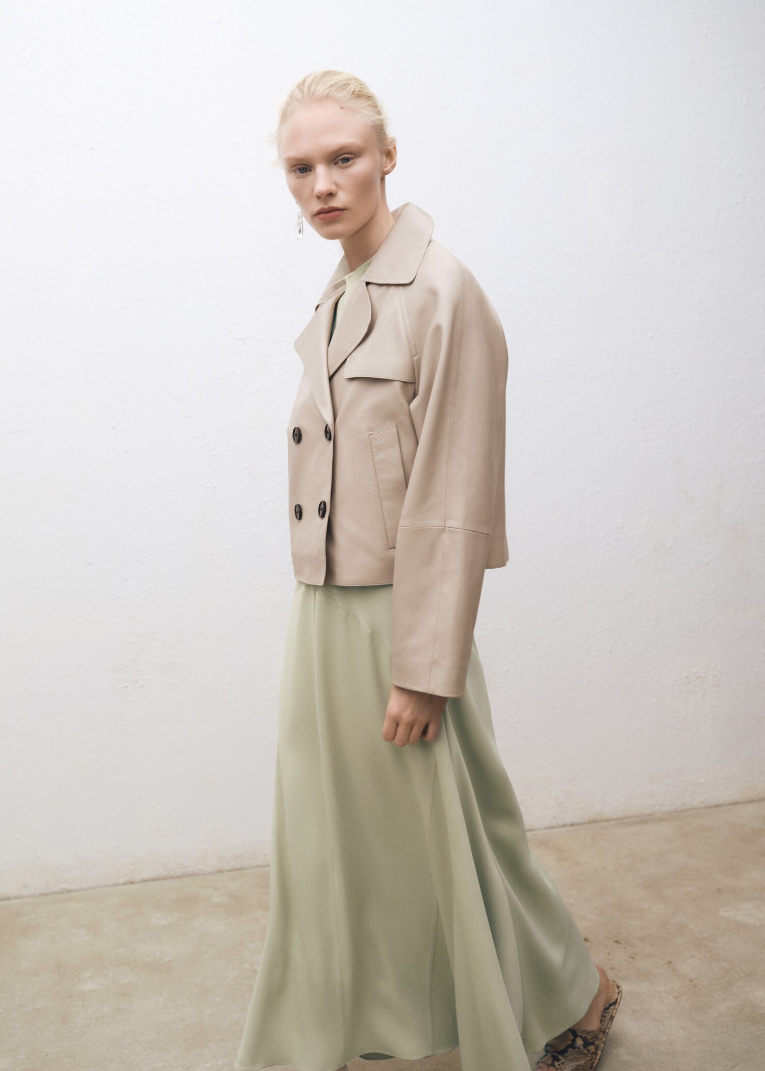 Cropped leather trench coat - Details of the article 2