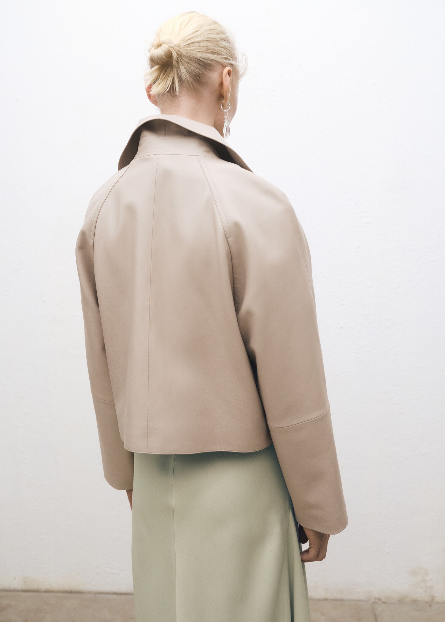 Cropped leather trench coat - Reverse of the article