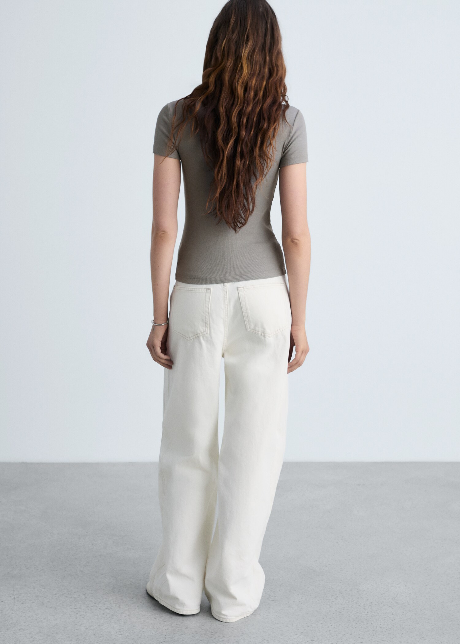 Short-sleeved fitted t-shirt - Reverse of the article