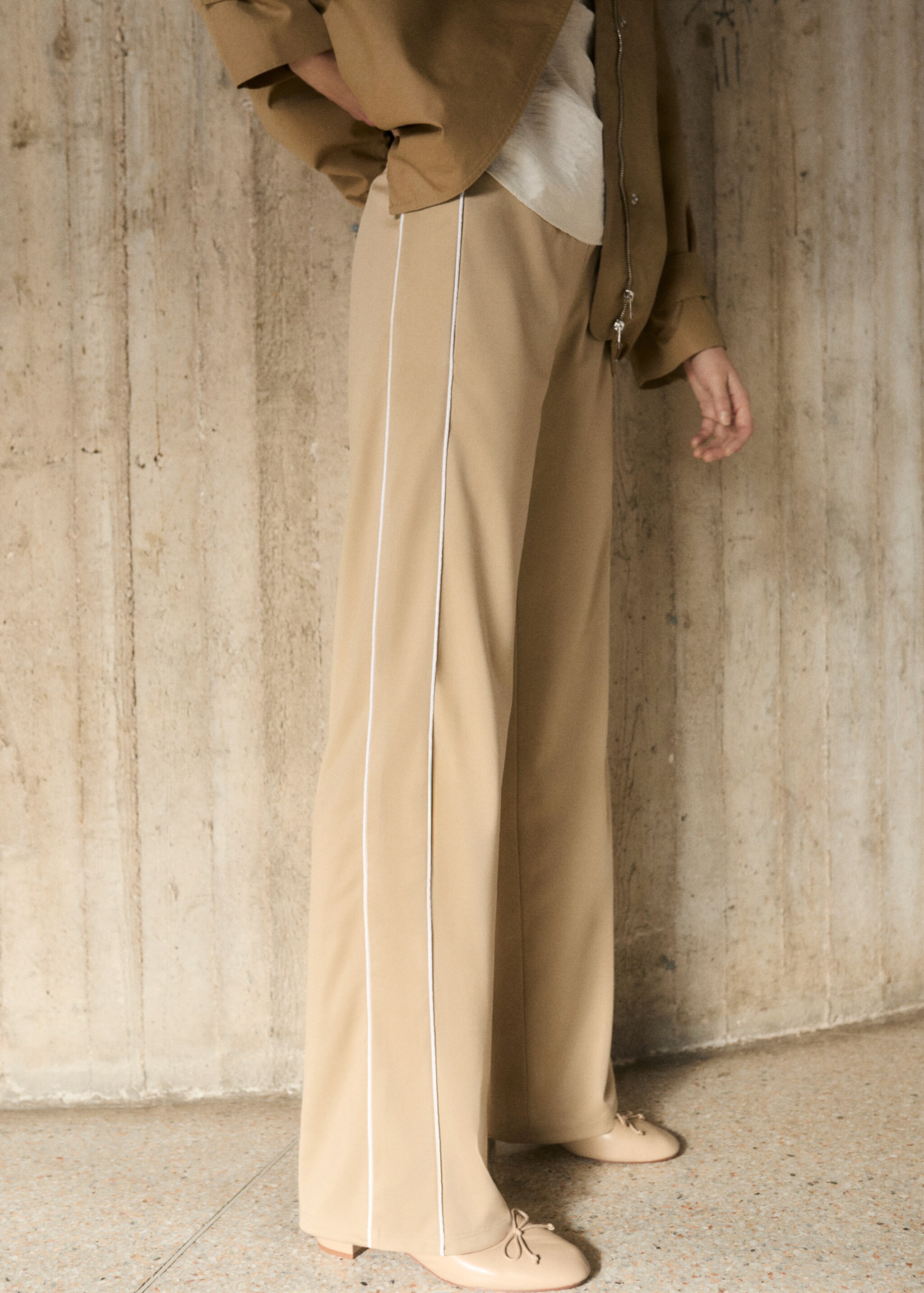 Contrasting-stripe jogger trousers - Medium plane, Medium Brown. Ref: 87064092-00.