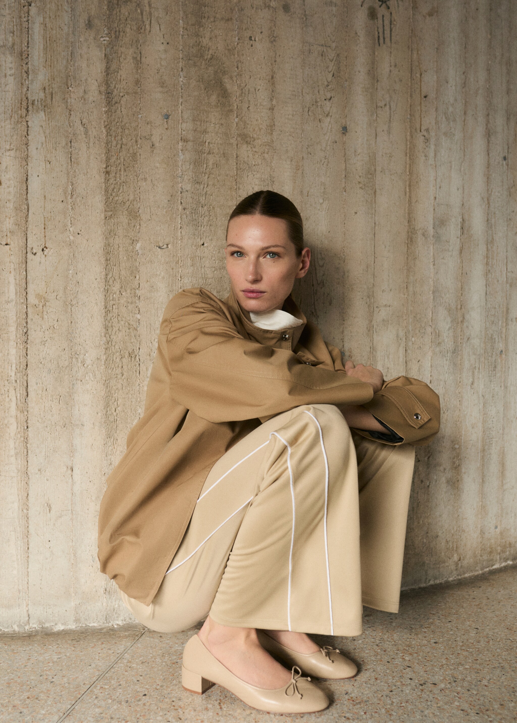 Contrasting-stripe jogger trousers - Details of the article 2, Medium Brown. Ref: 87064092-00.