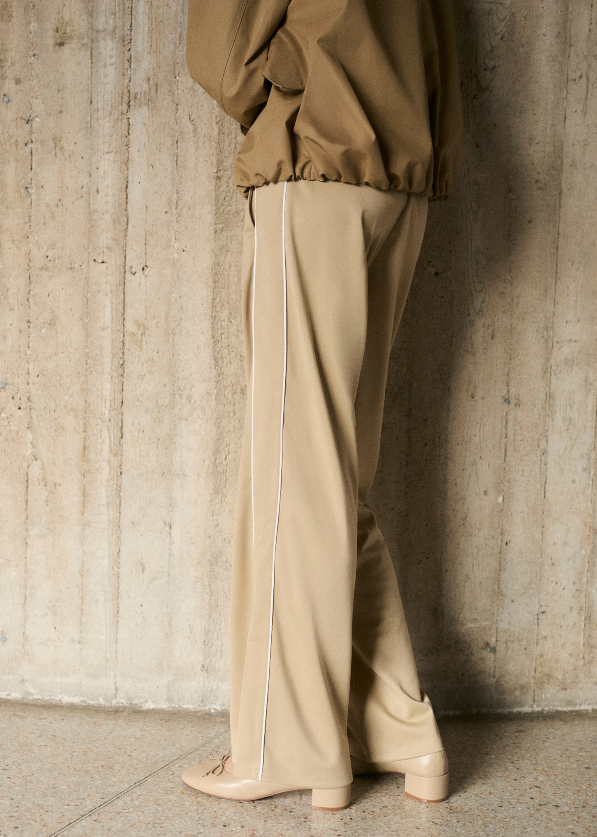 Contrasting-stripe jogger trousers - Reverse of the article, Medium Brown. Ref: 87064092-00.