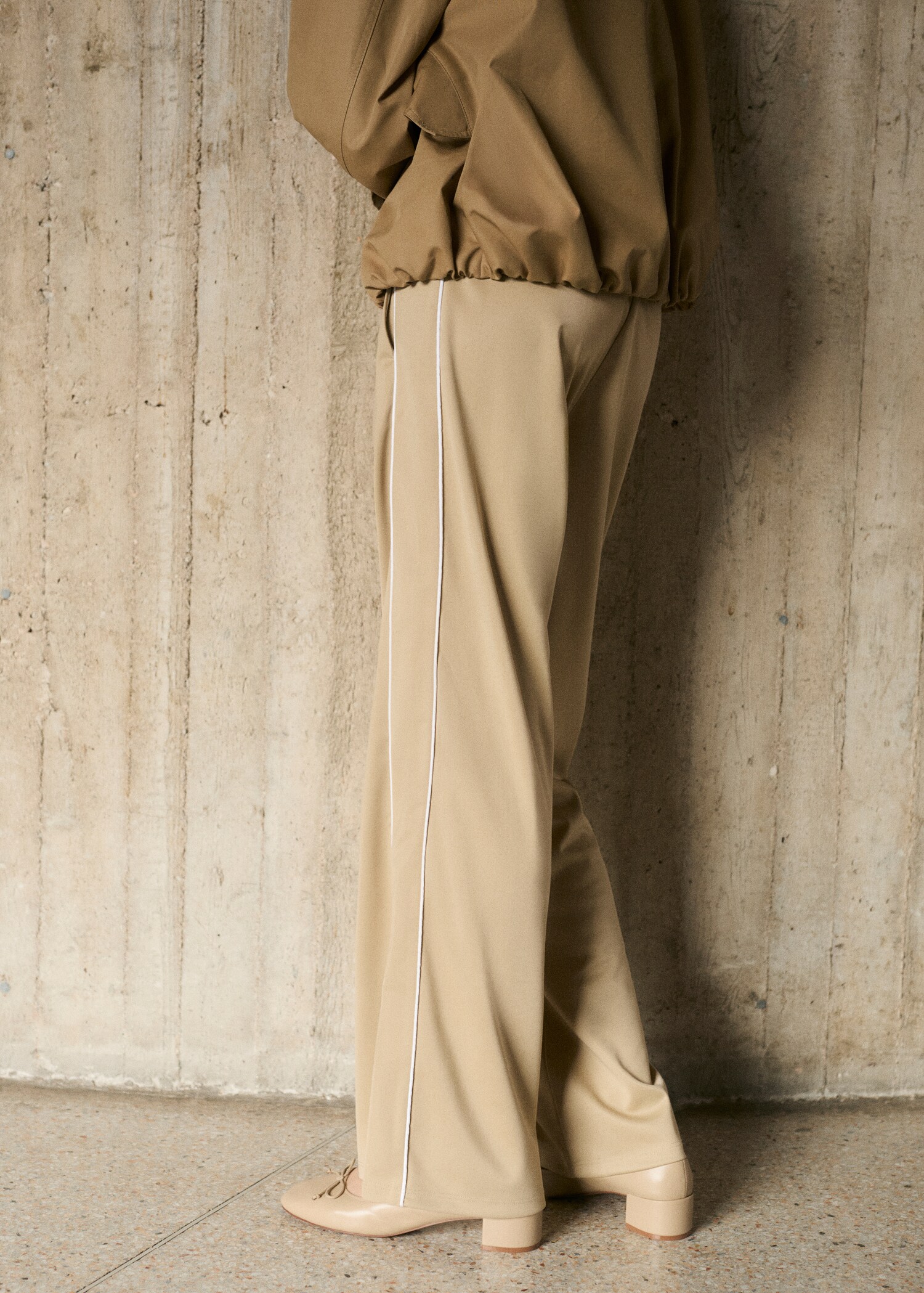 Contrasting-stripe jogger trousers - Reverse of the article