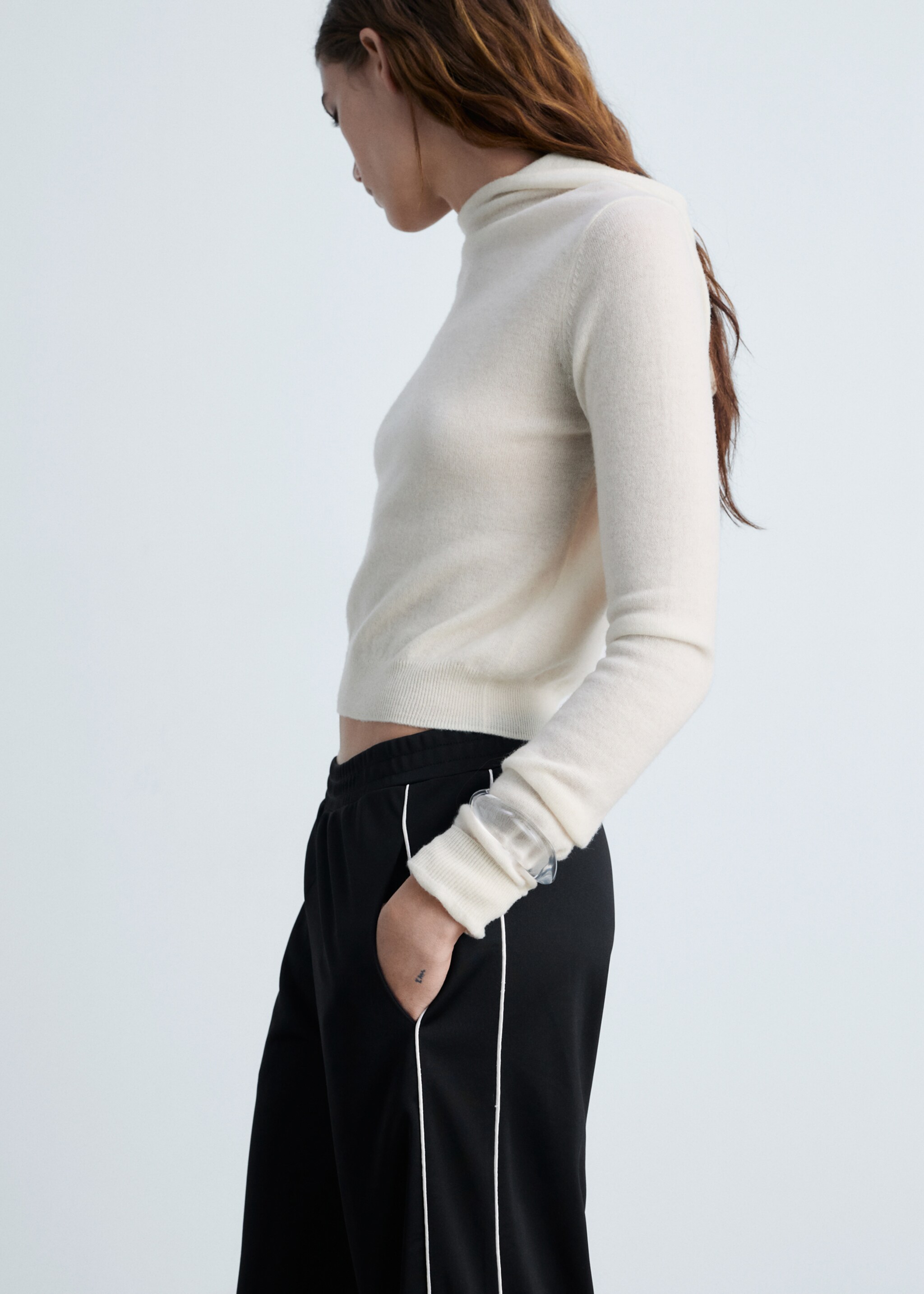 Contrasting-stripe jogger trousers - Details of the article 1, Black. Ref: 87064092-00.