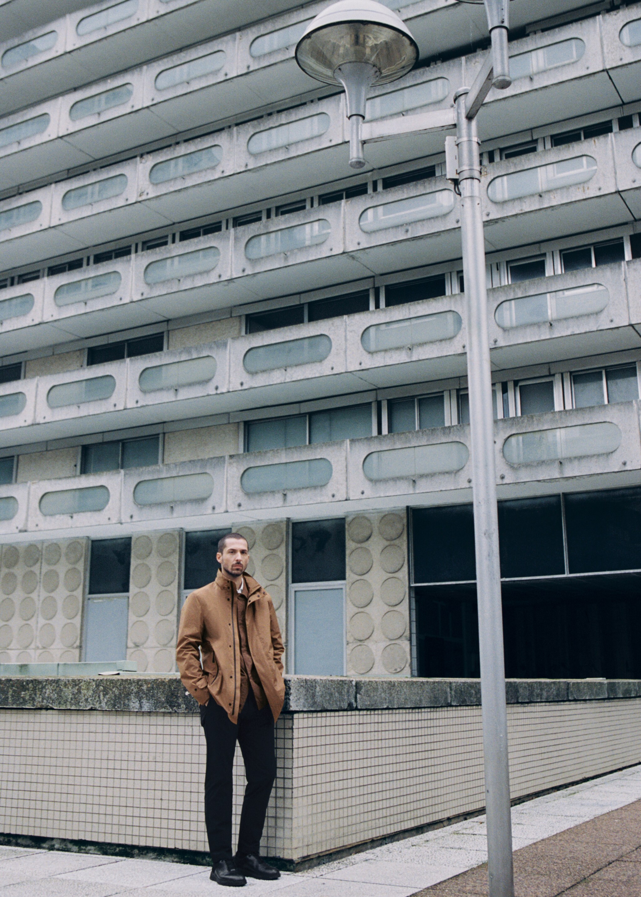 Slim Fit-Hose aus Comfort-Stretch-Gewebe mit Kordel - Detail des Artikels 5, Schwarz. Ref: 87064389-00.