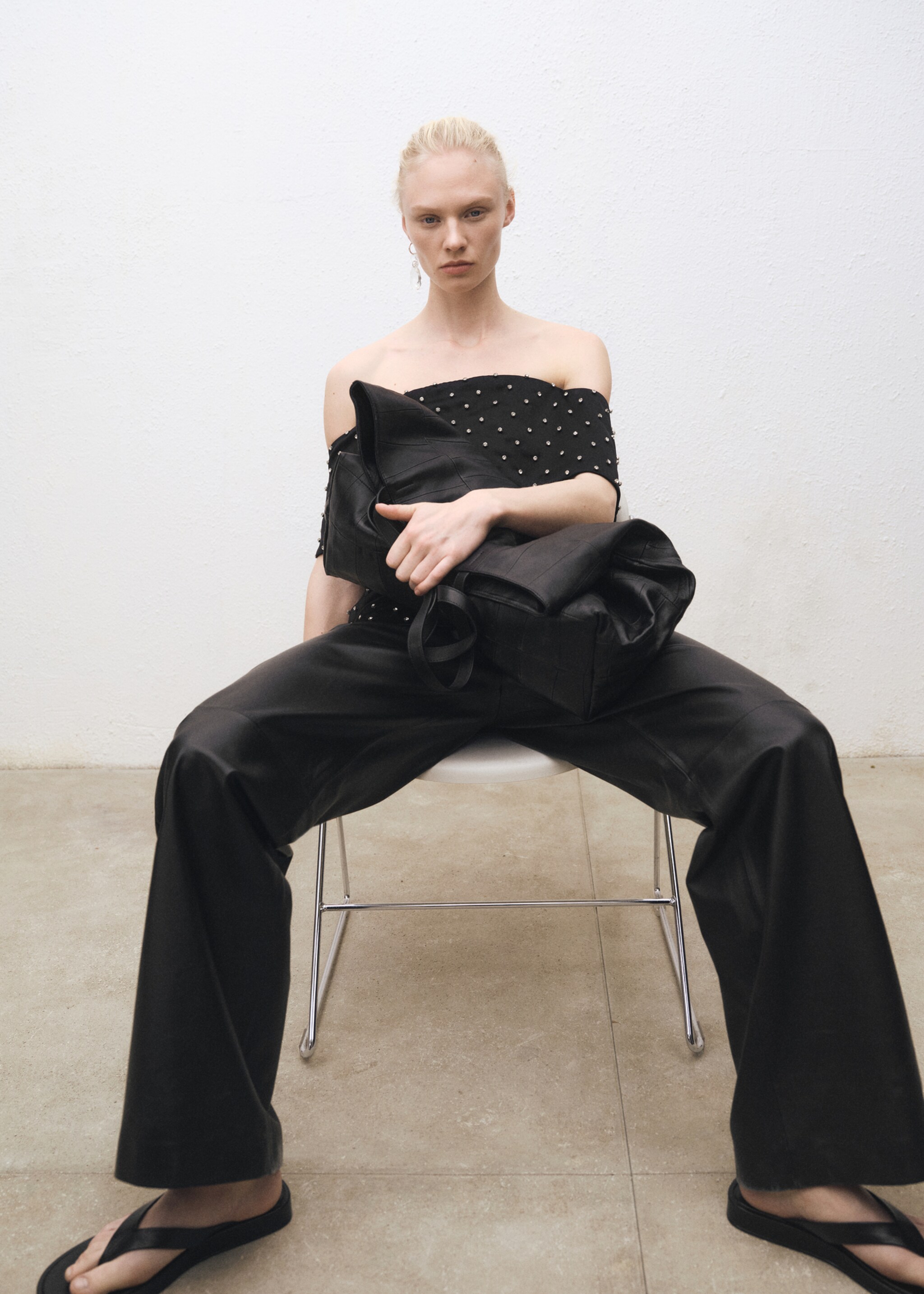 Gerade Lederhose mit Bundfalten-Detail - Detail des Artikels 1, Schwarz. Ref: 87064418-00.